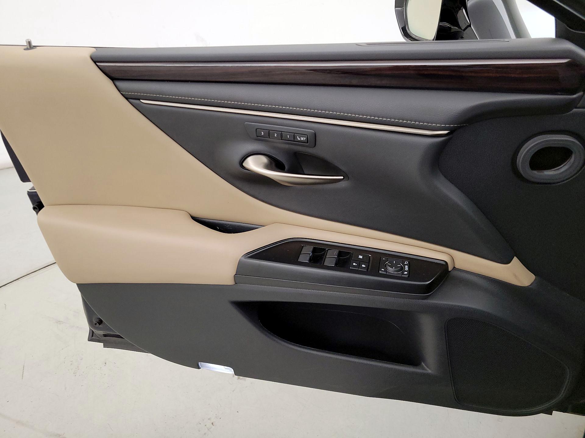 Thumbnail: 2020 Lexus ES - 12