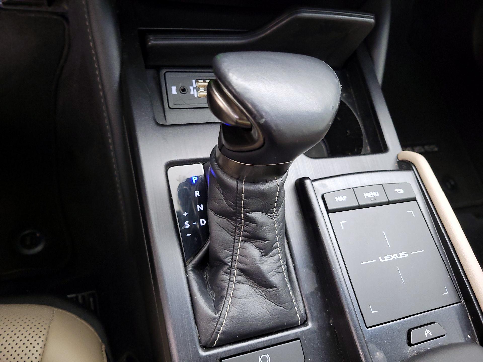 Thumbnail: 2020 Lexus ES - 17