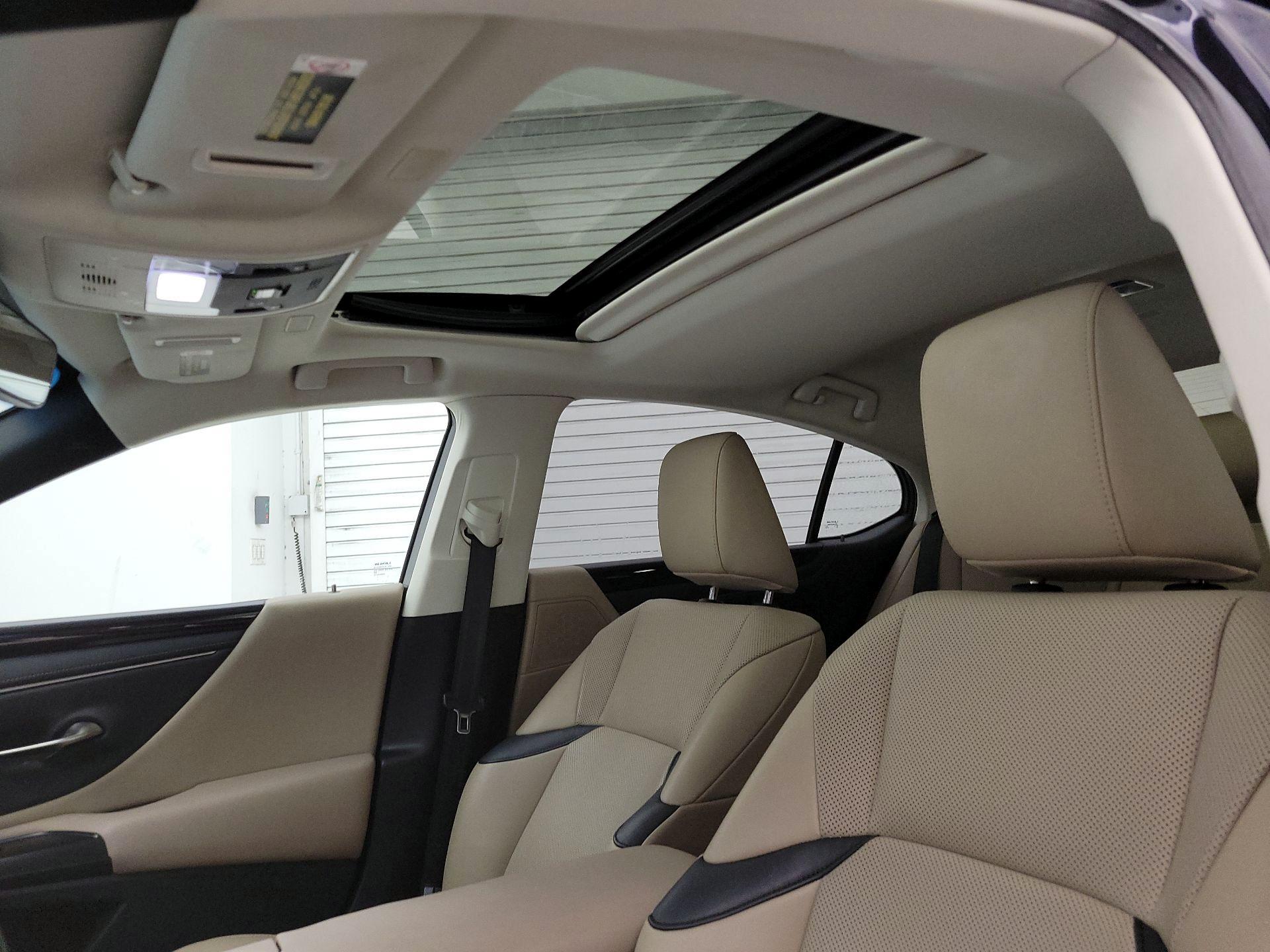 Thumbnail: 2020 Lexus ES - 19