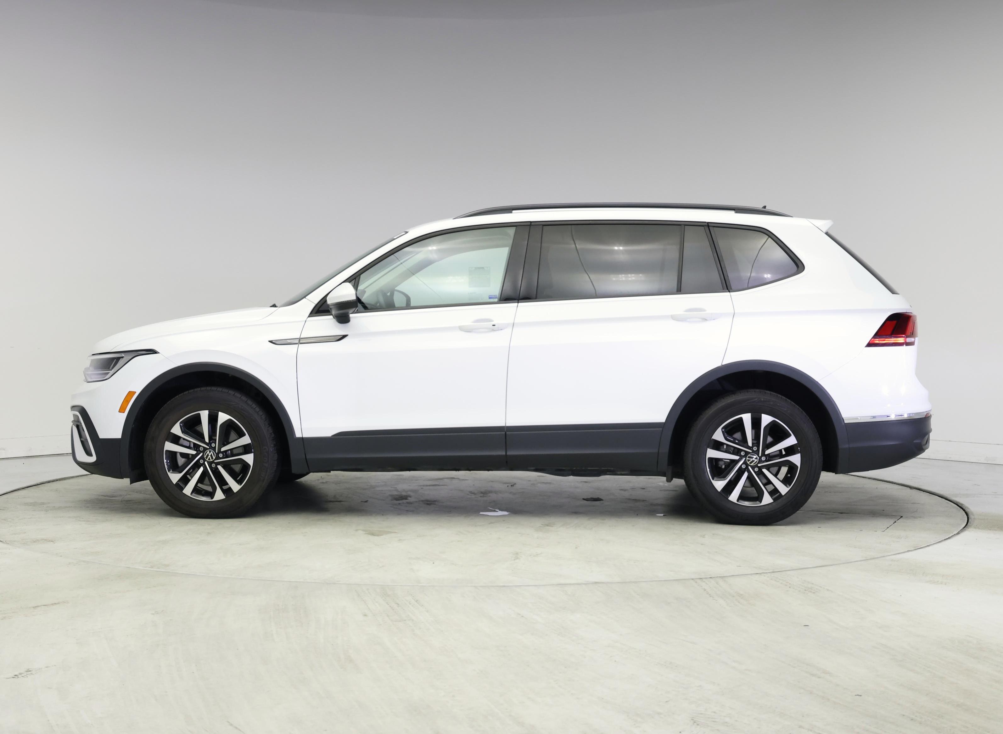 Thumbnail: 2022 Volkswagen Tiguan - 3