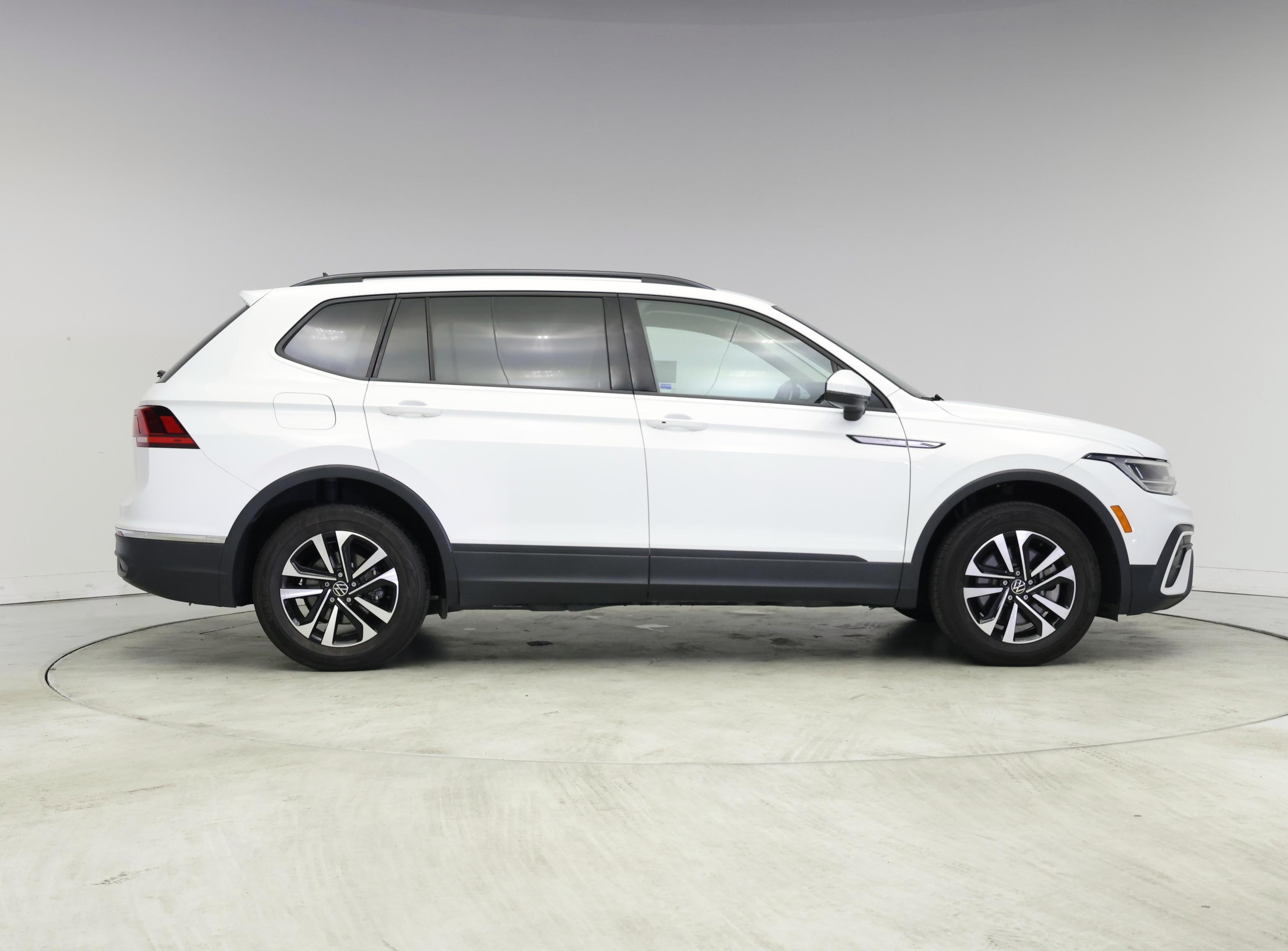 Thumbnail: 2022 Volkswagen Tiguan - 7