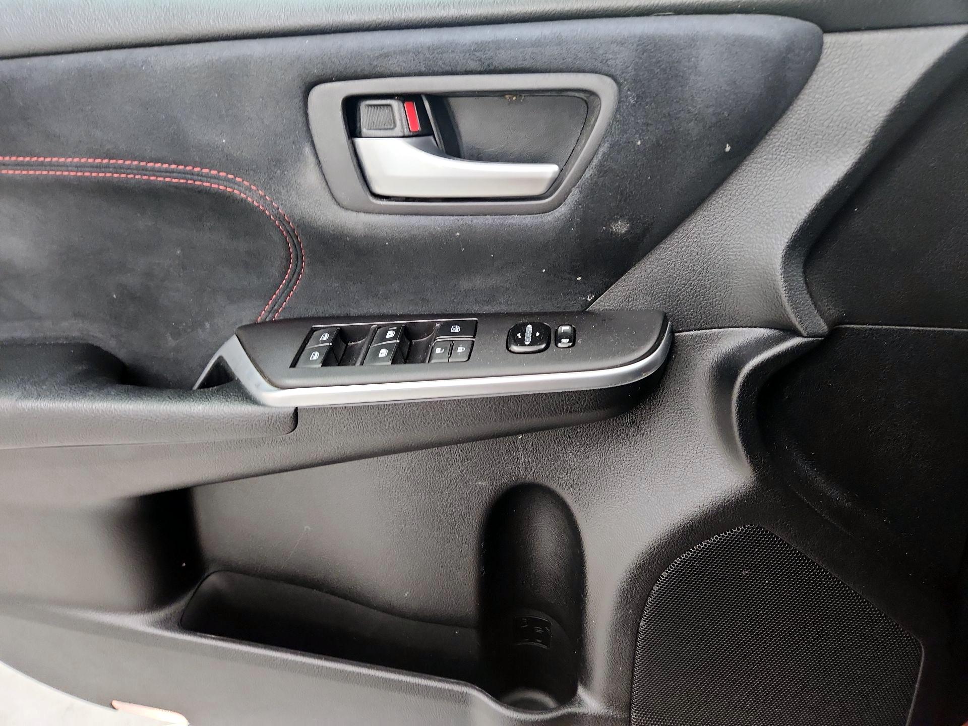 Thumbnail: 2016 Toyota Camry - 12