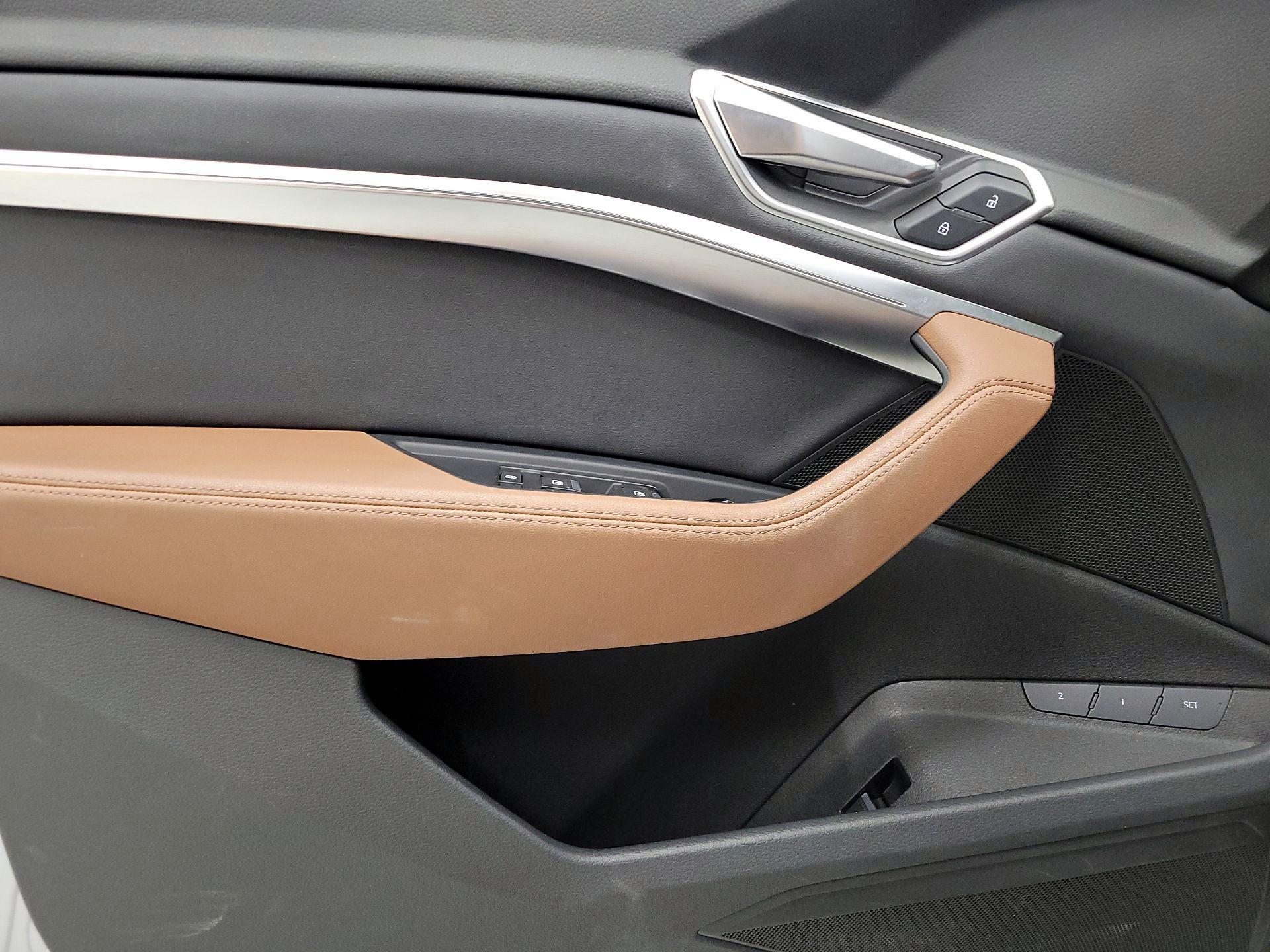 Thumbnail: 2022 Audi e-tron S - 12