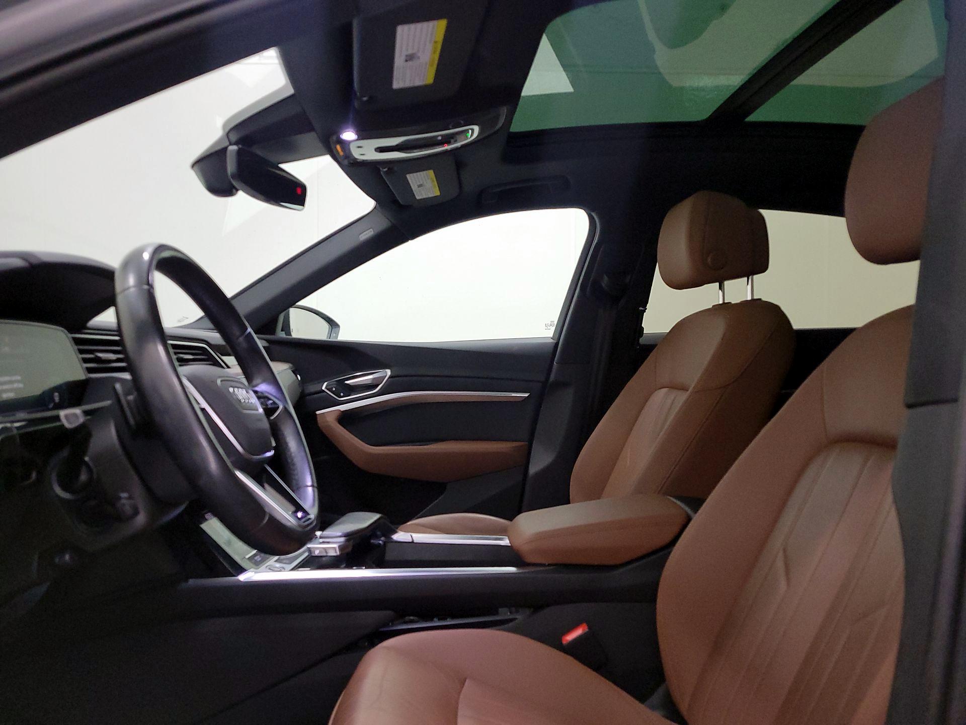 Thumbnail: 2022 Audi e-tron S - 20