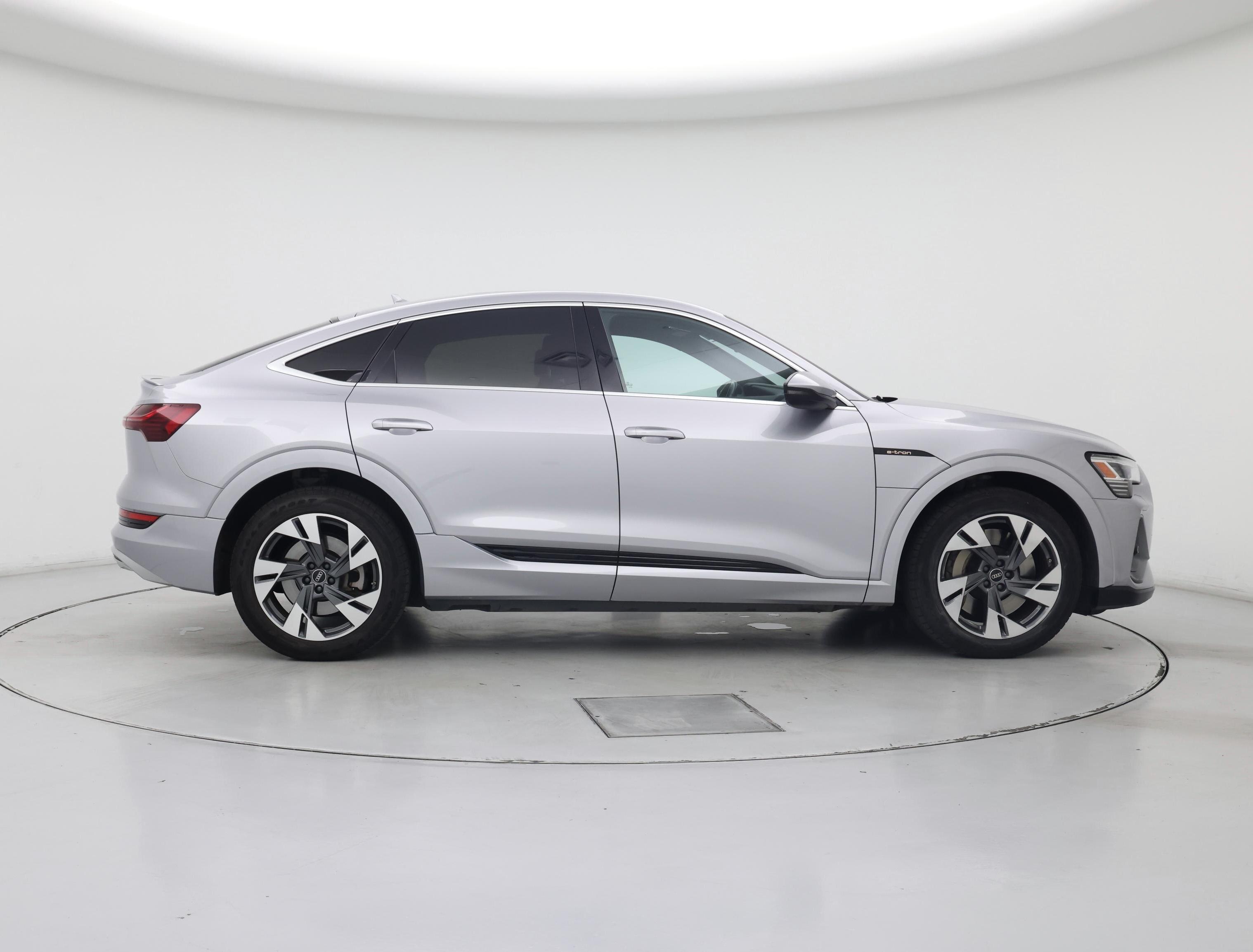 Thumbnail: 2022 Audi e-tron S - 7
