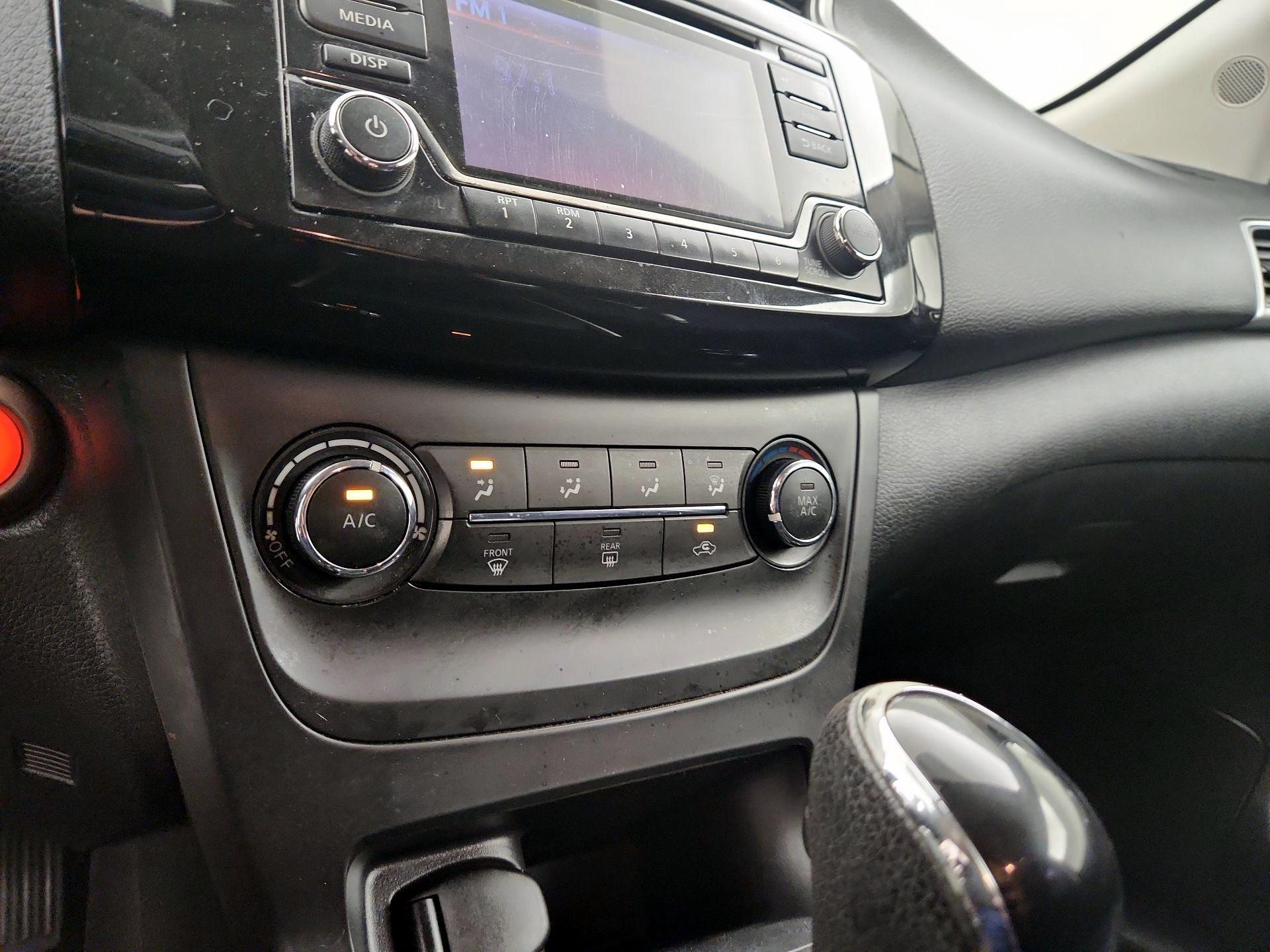 Thumbnail: 2016 Nissan Sentra - 16