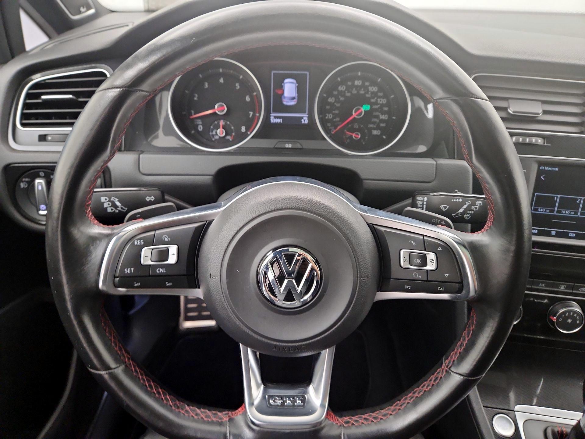 Thumbnail: 2016 Volkswagen Golf - 10