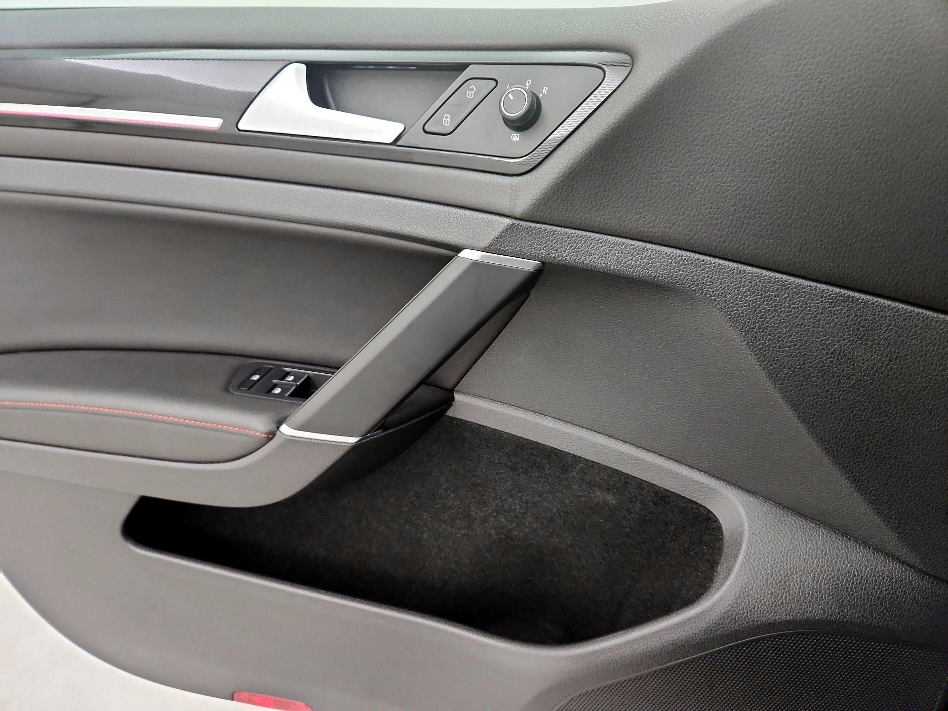 Thumbnail: 2016 Volkswagen Golf - 12