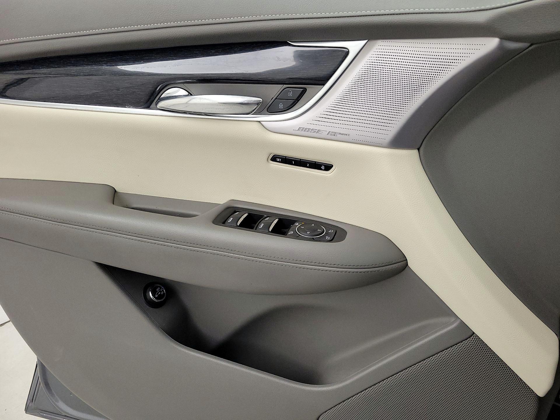 Thumbnail: 2022 Cadillac XT6 - 12