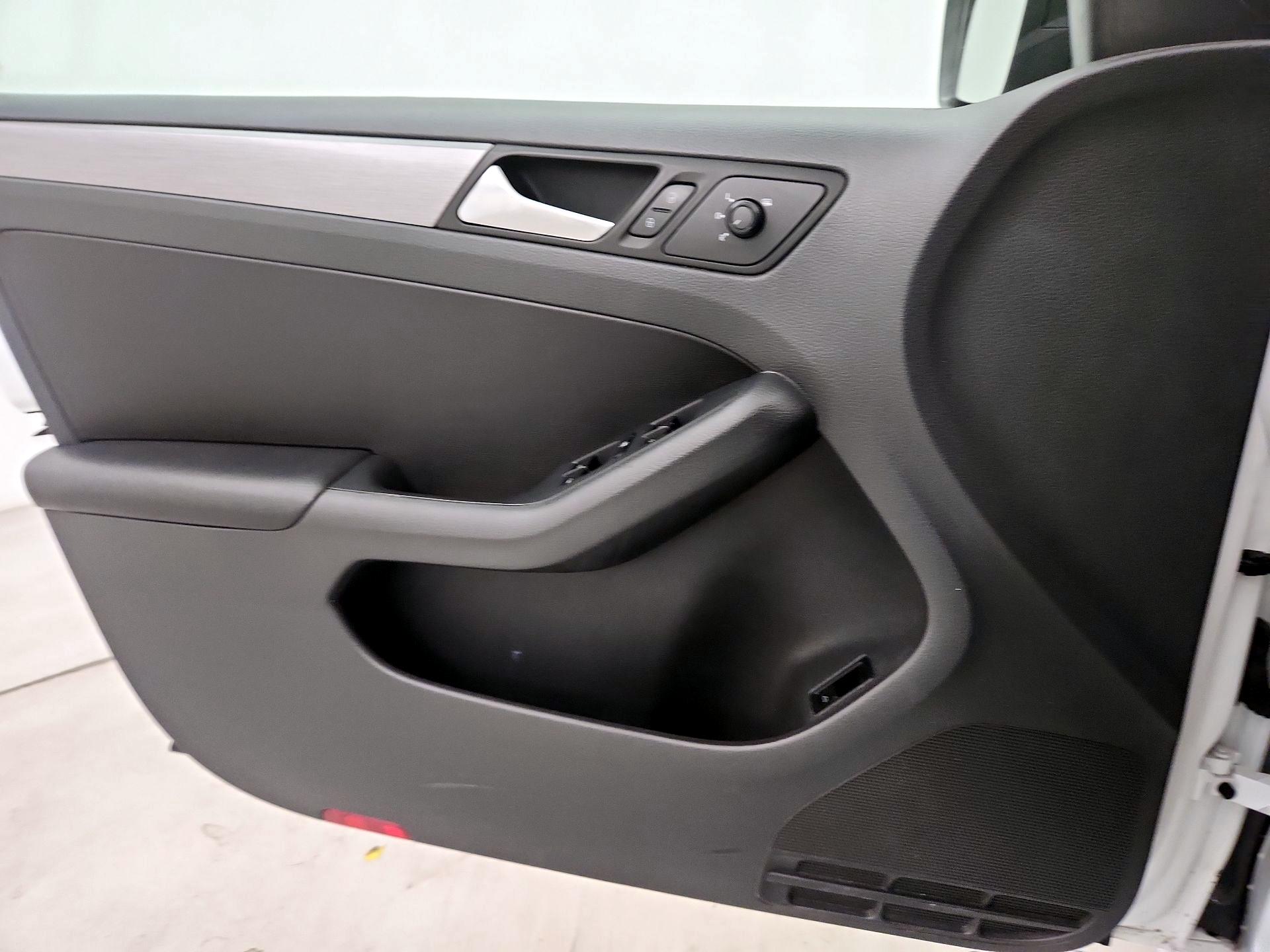 Thumbnail: 2016 Volkswagen Jetta - 12