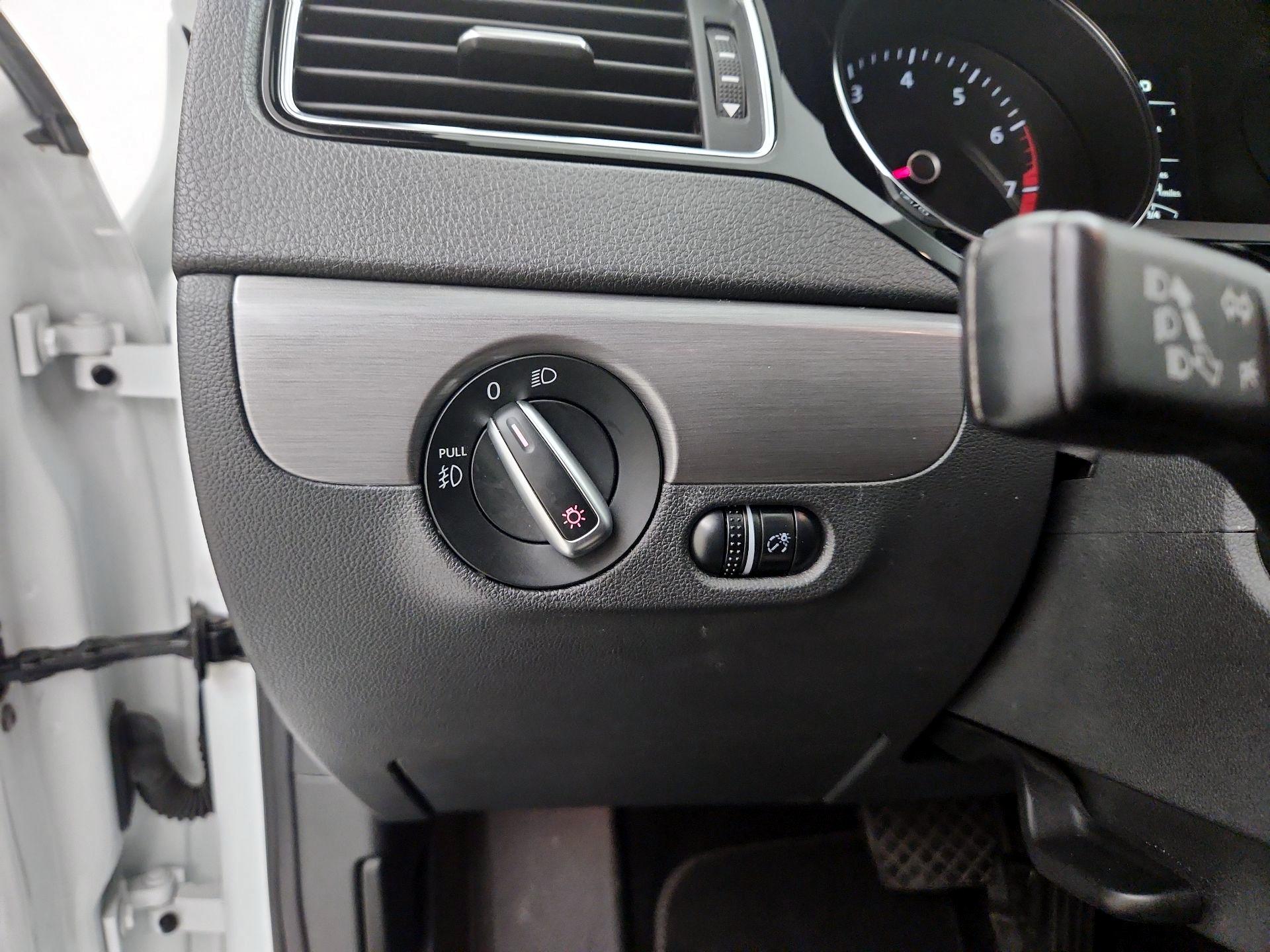 Thumbnail: 2016 Volkswagen Jetta - 13
