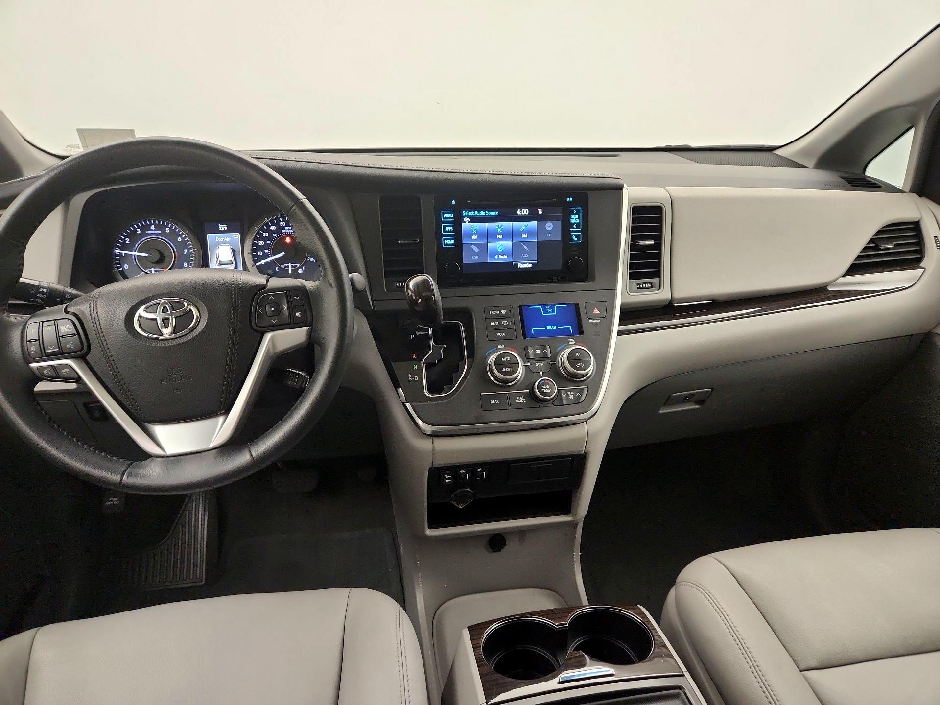 Thumbnail: 2017 Toyota Sienna - 9