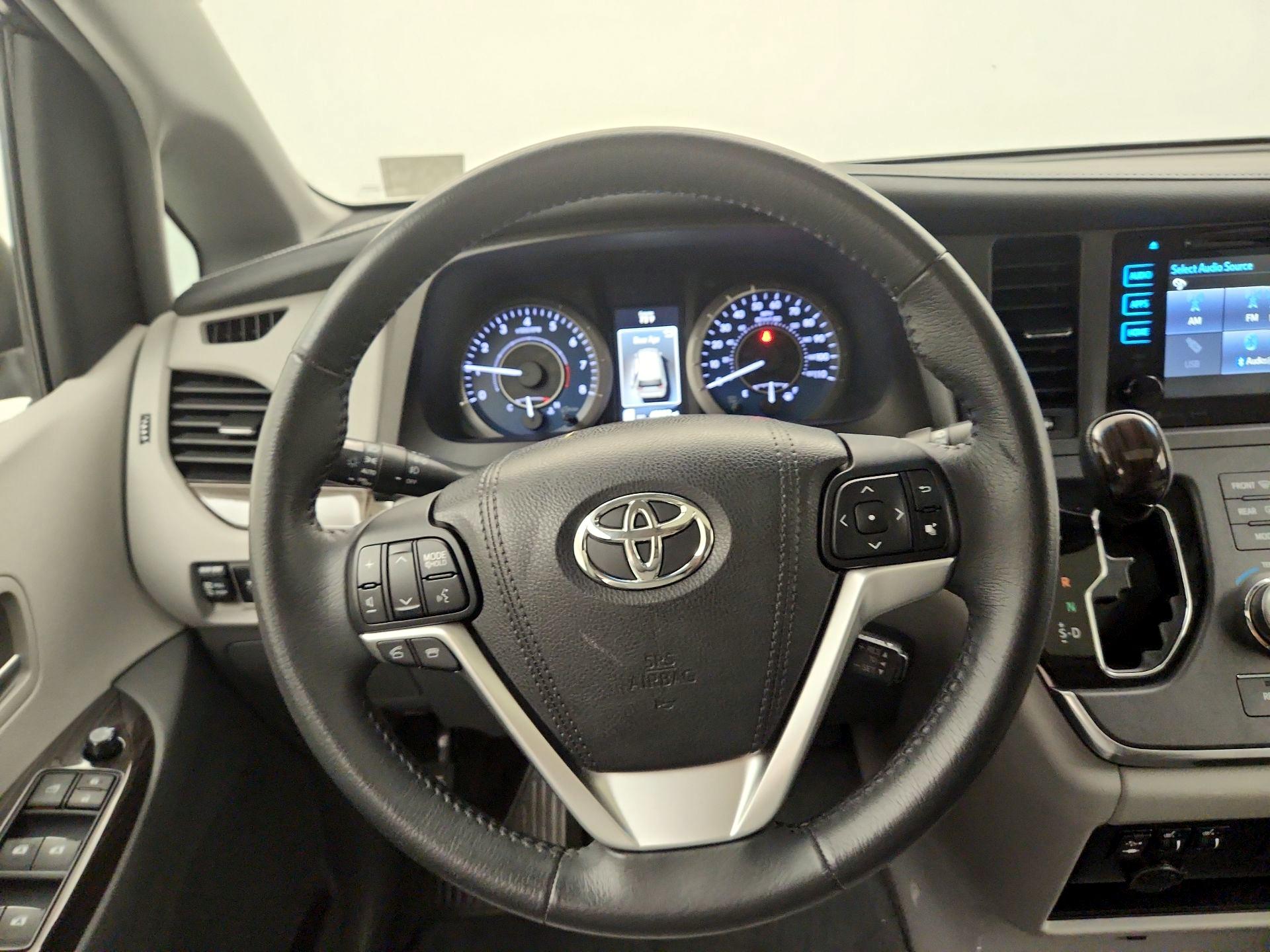 Thumbnail: 2017 Toyota Sienna - 10