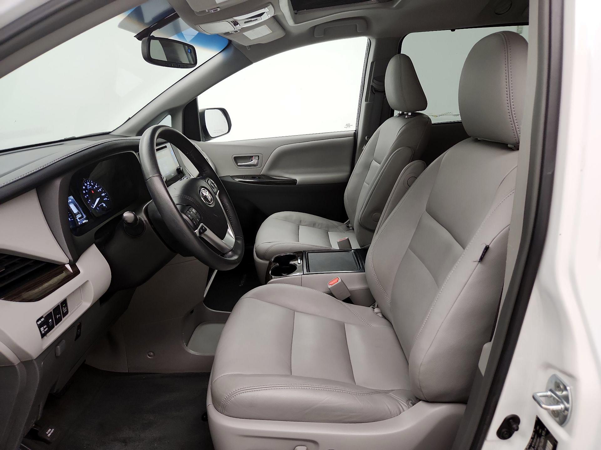 Thumbnail: 2017 Toyota Sienna - 11