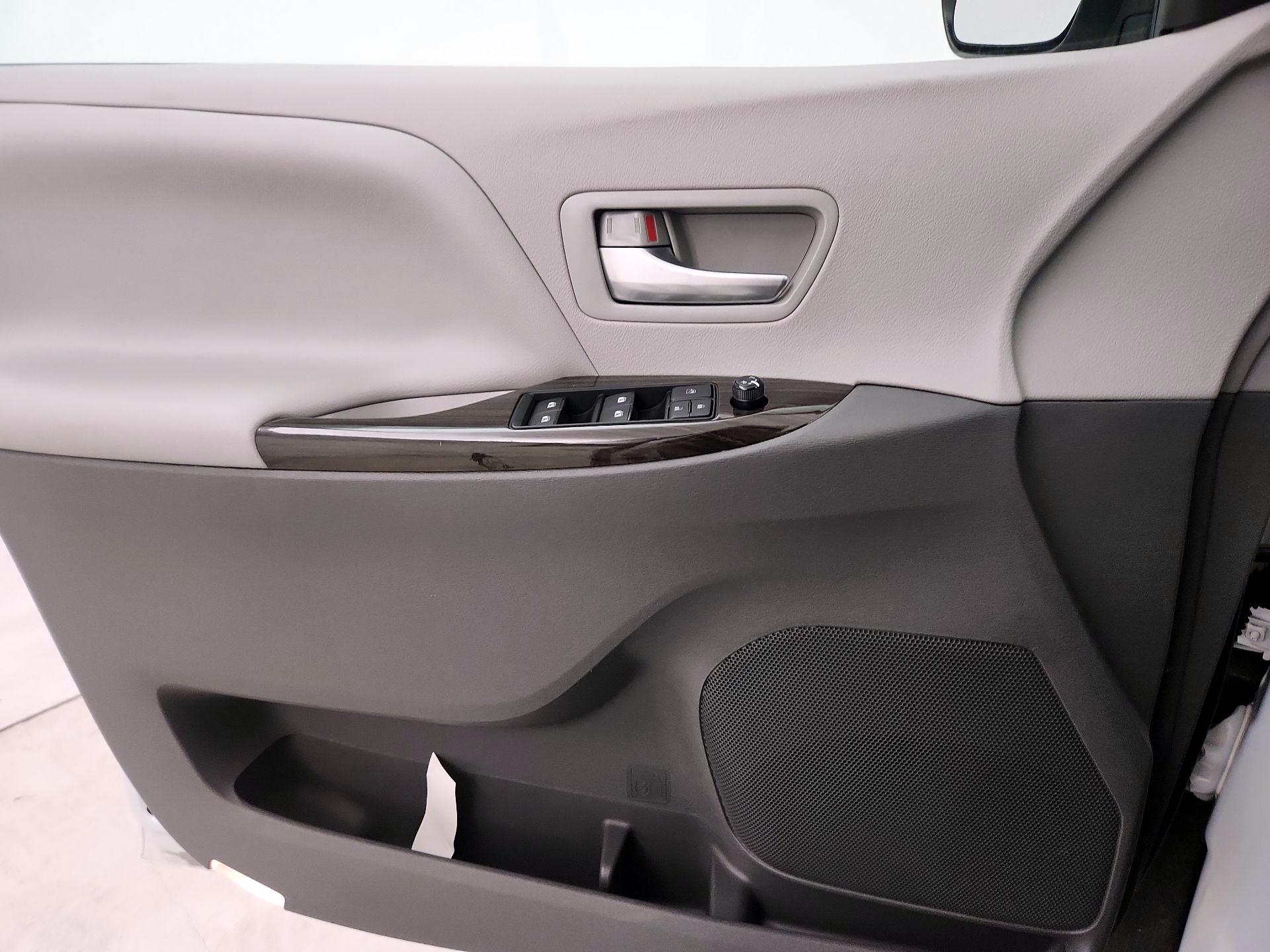 Thumbnail: 2017 Toyota Sienna - 12