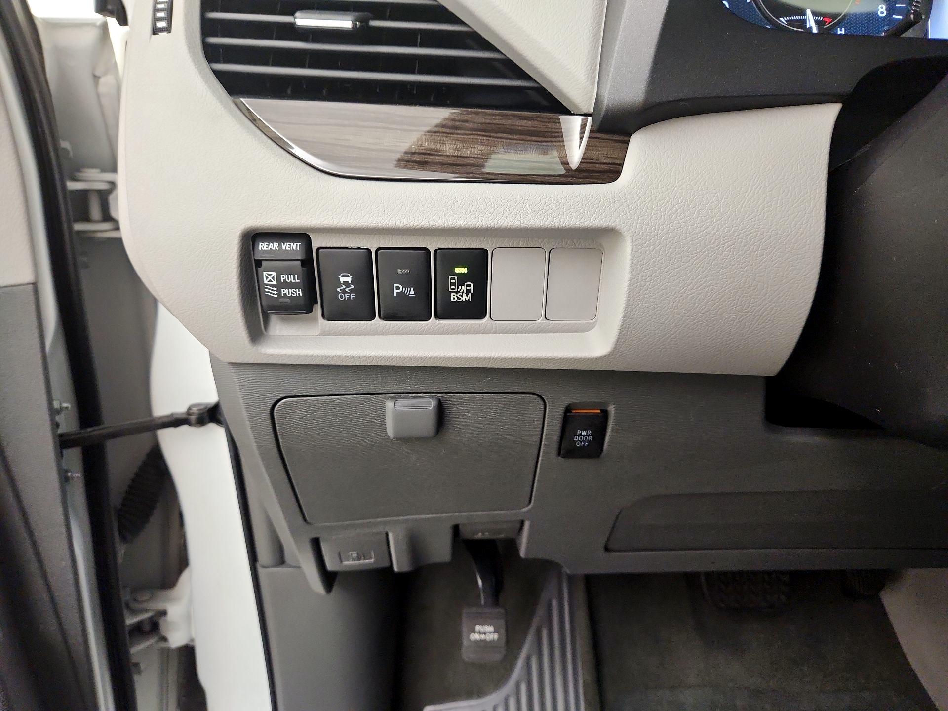Thumbnail: 2017 Toyota Sienna - 13