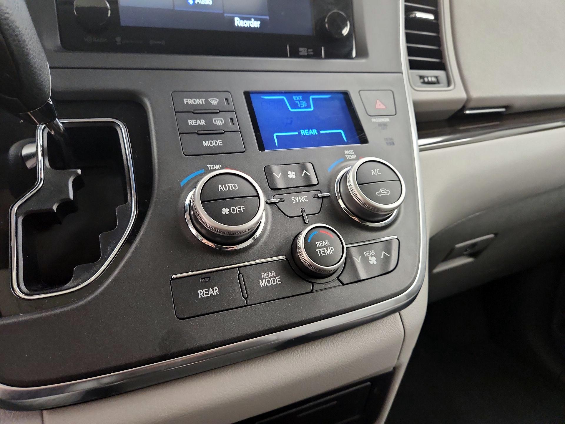 Thumbnail: 2017 Toyota Sienna - 16