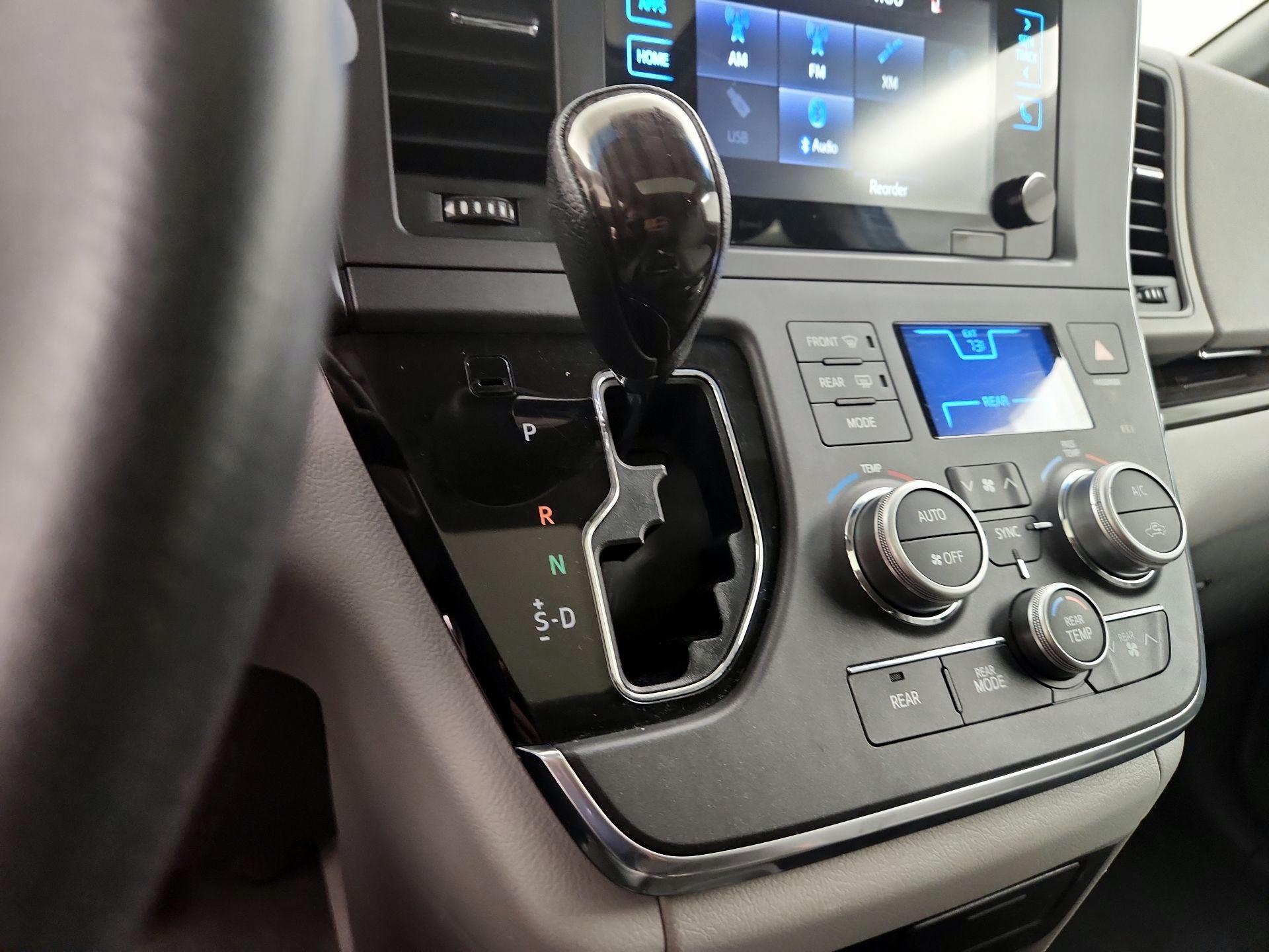 Thumbnail: 2017 Toyota Sienna - 17