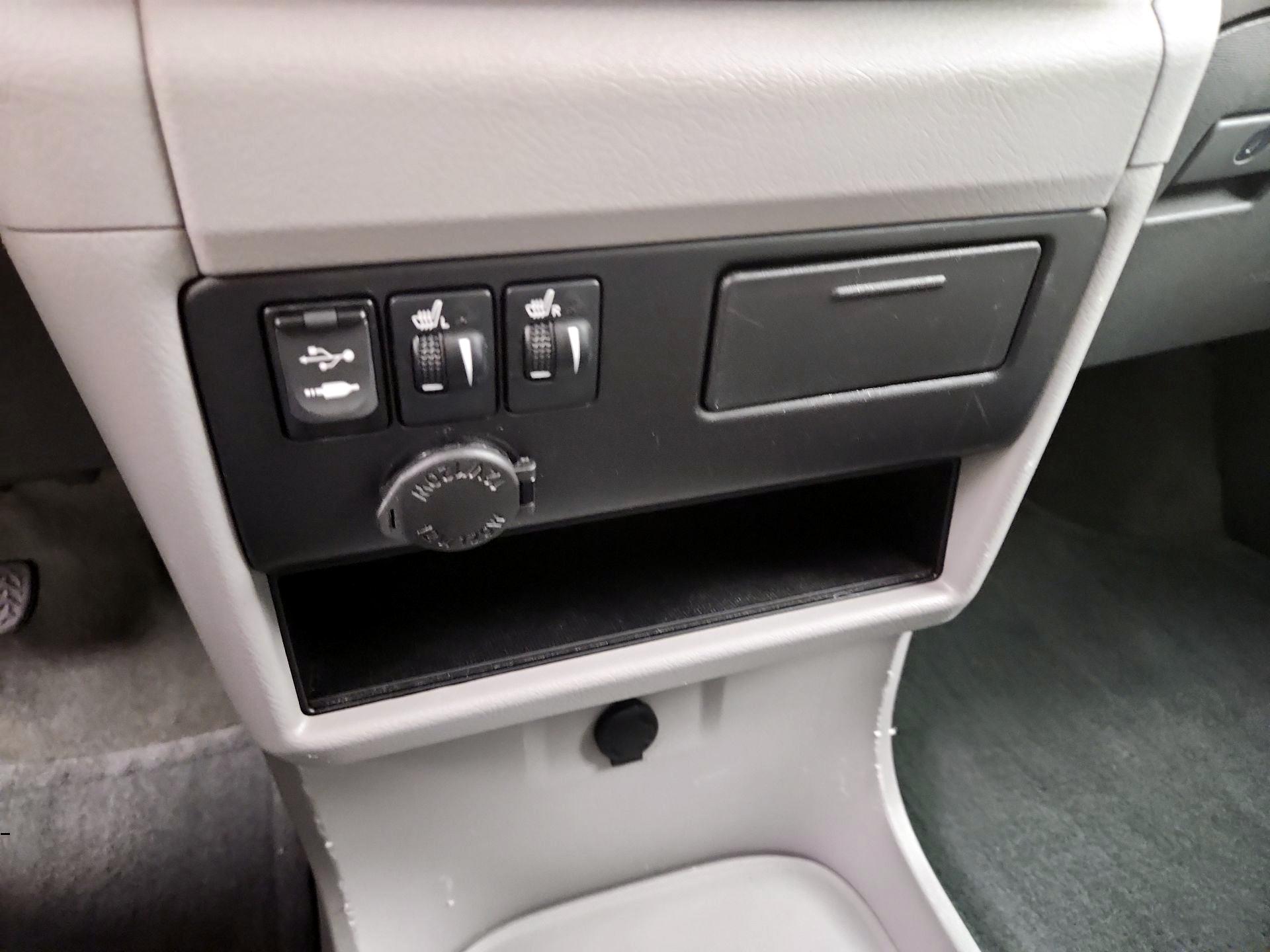 Thumbnail: 2017 Toyota Sienna - 18