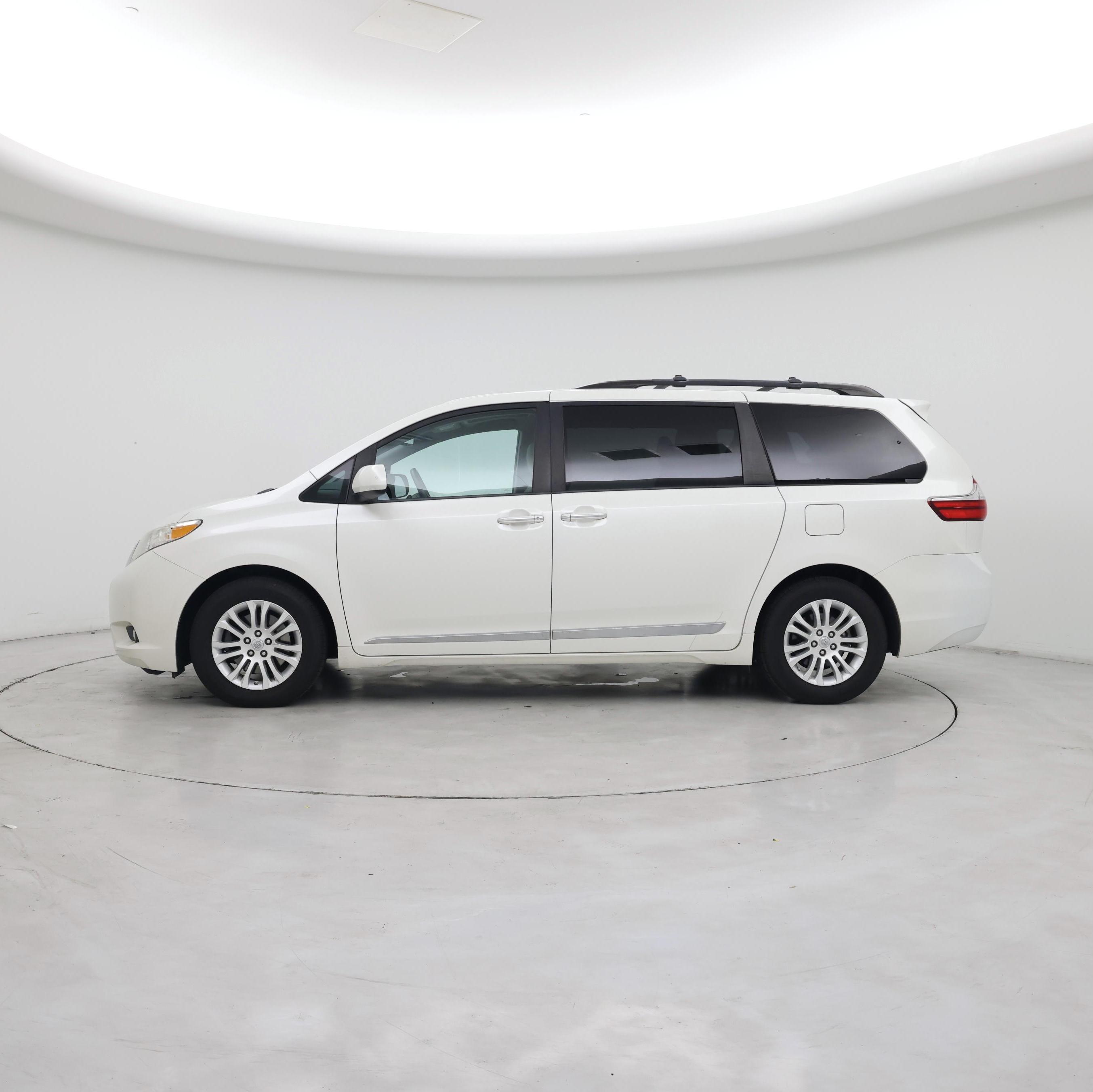 Thumbnail: 2017 Toyota Sienna - 3
