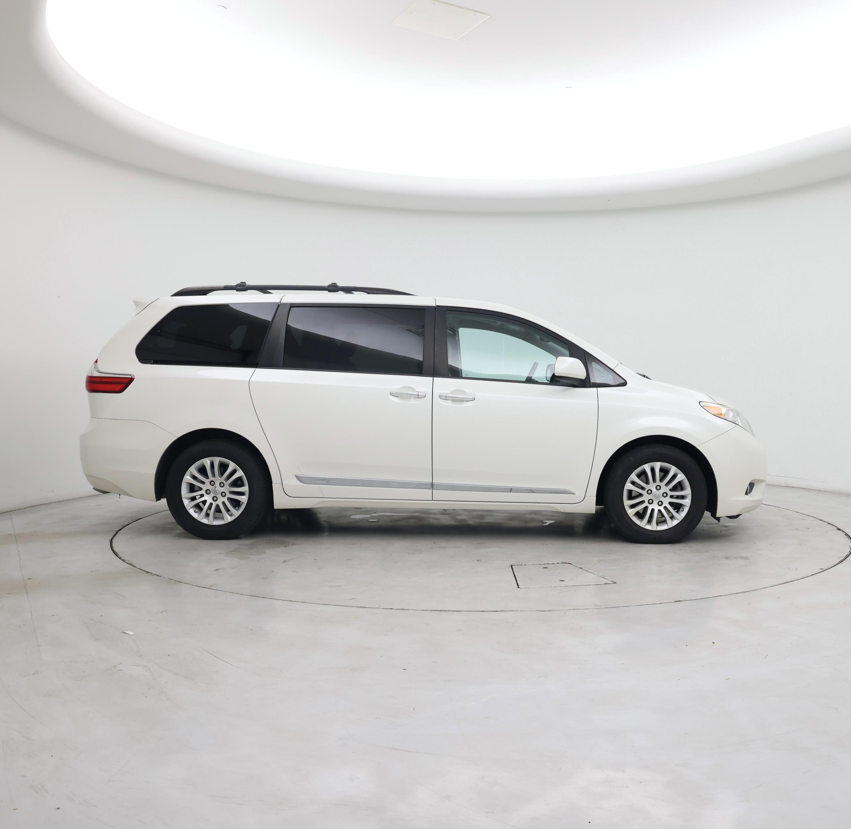 Thumbnail: 2017 Toyota Sienna - 7