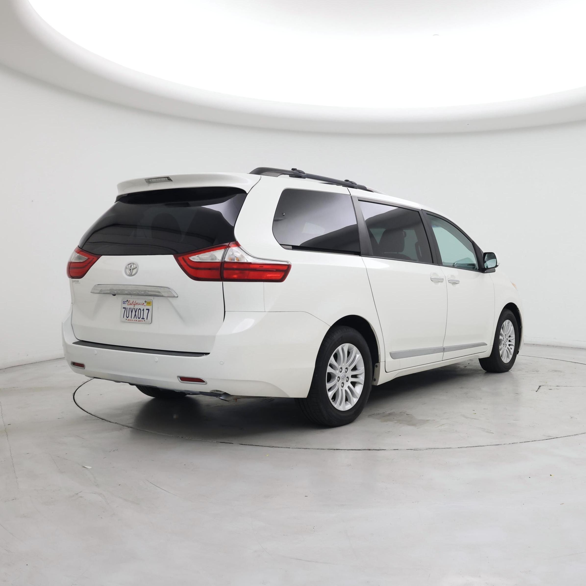 Thumbnail: 2017 Toyota Sienna - 8