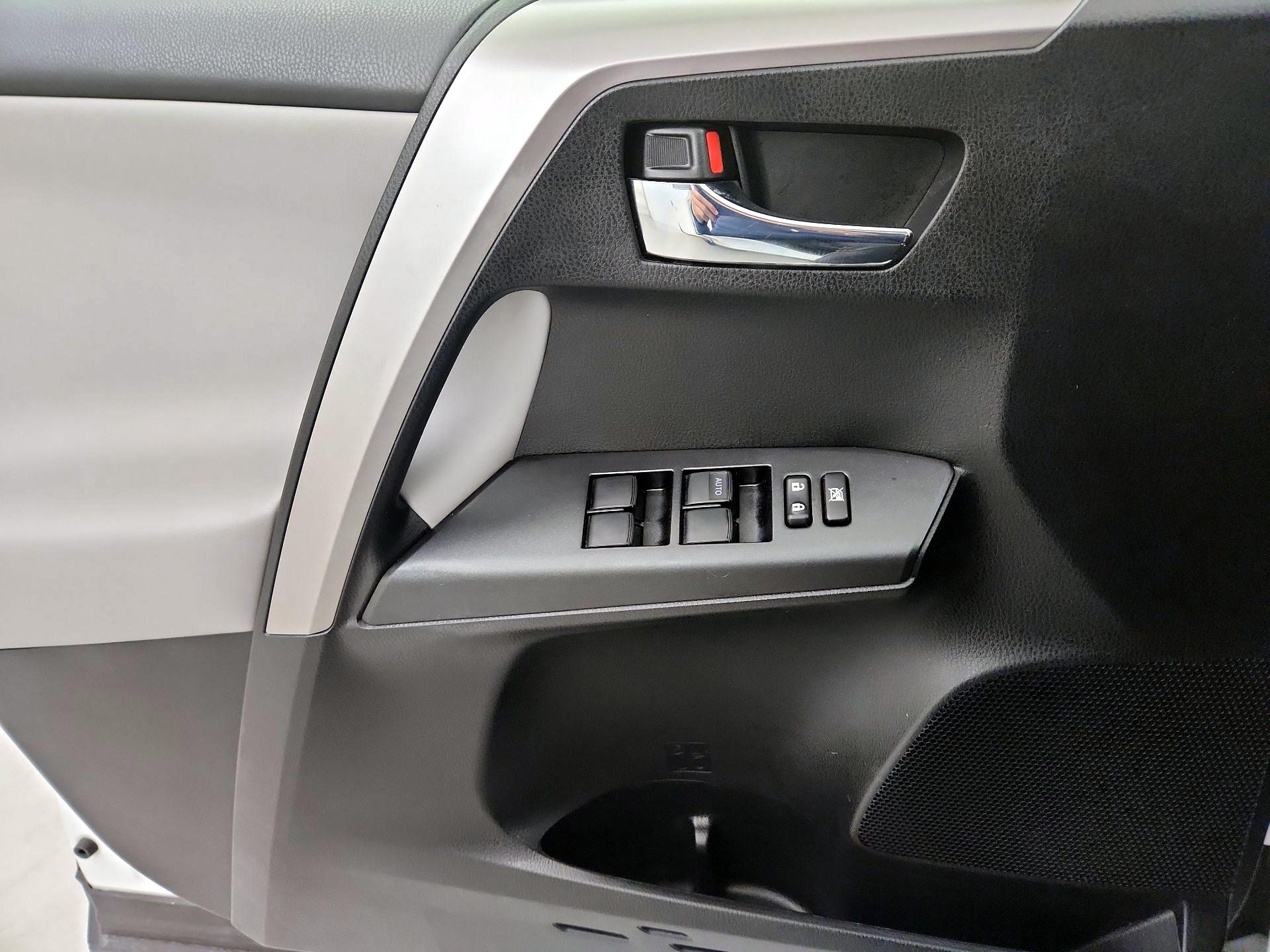 Thumbnail: 2016 Toyota RAV4 - 12