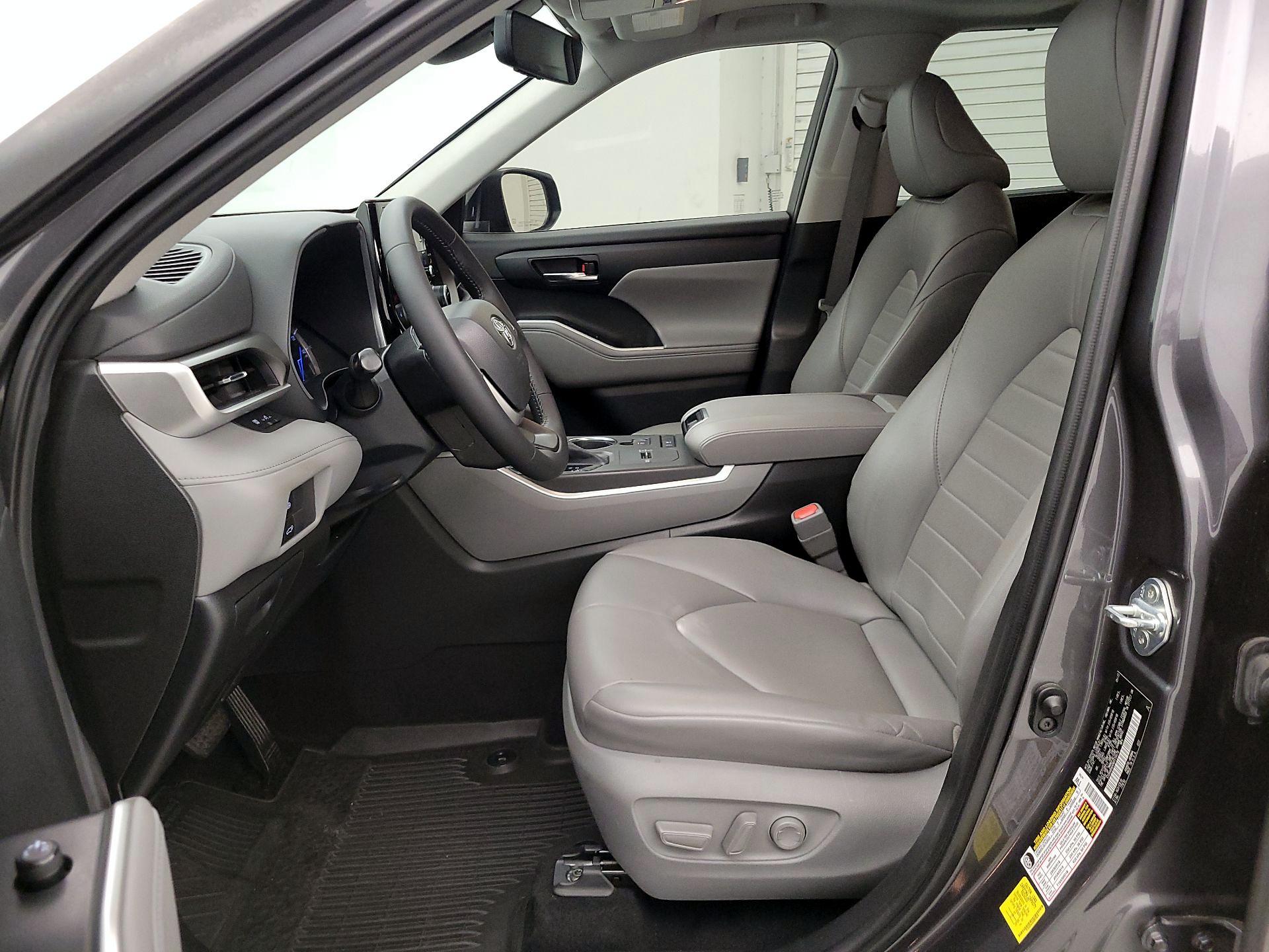 Thumbnail: 2022 Toyota Highlander - 11