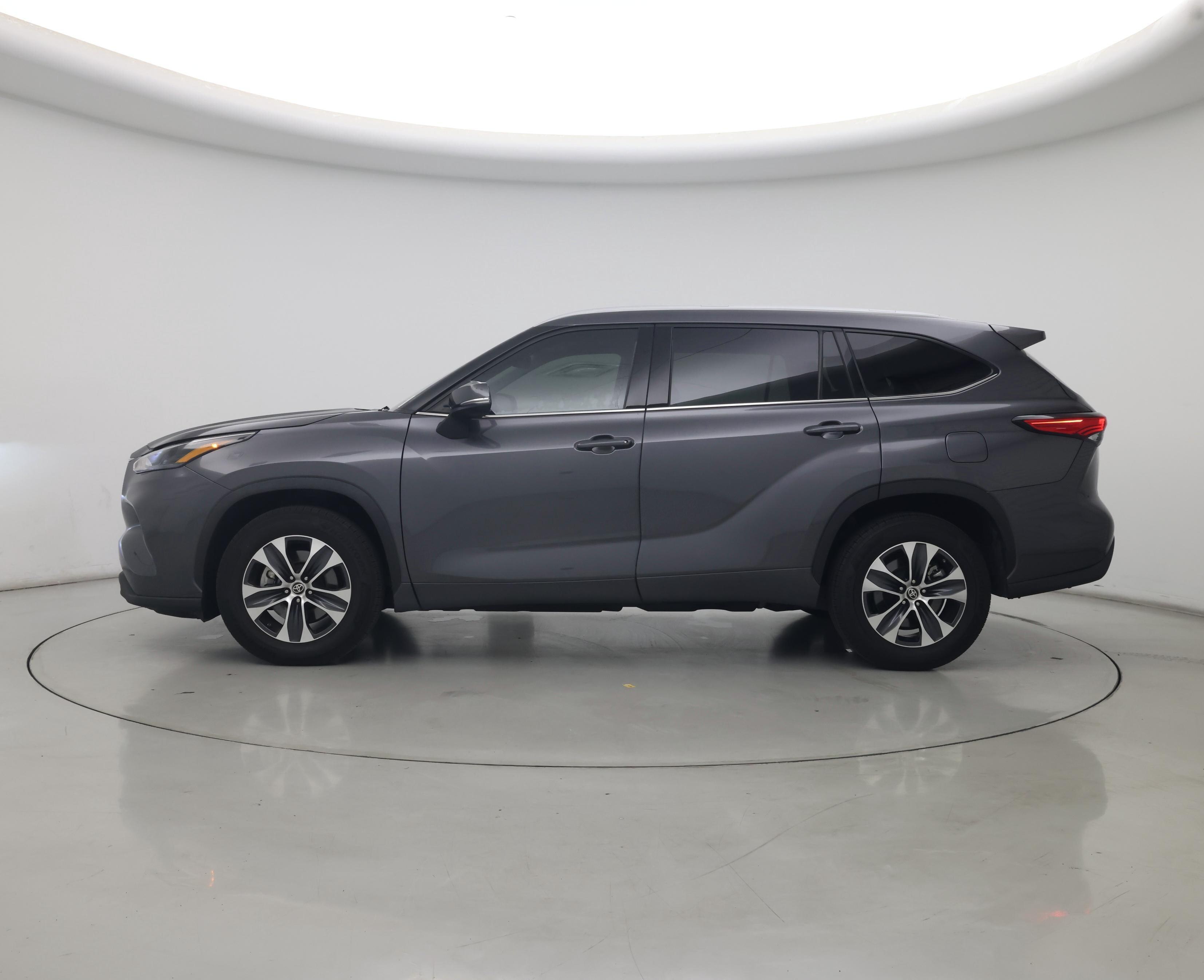 Thumbnail: 2022 Toyota Highlander - 3