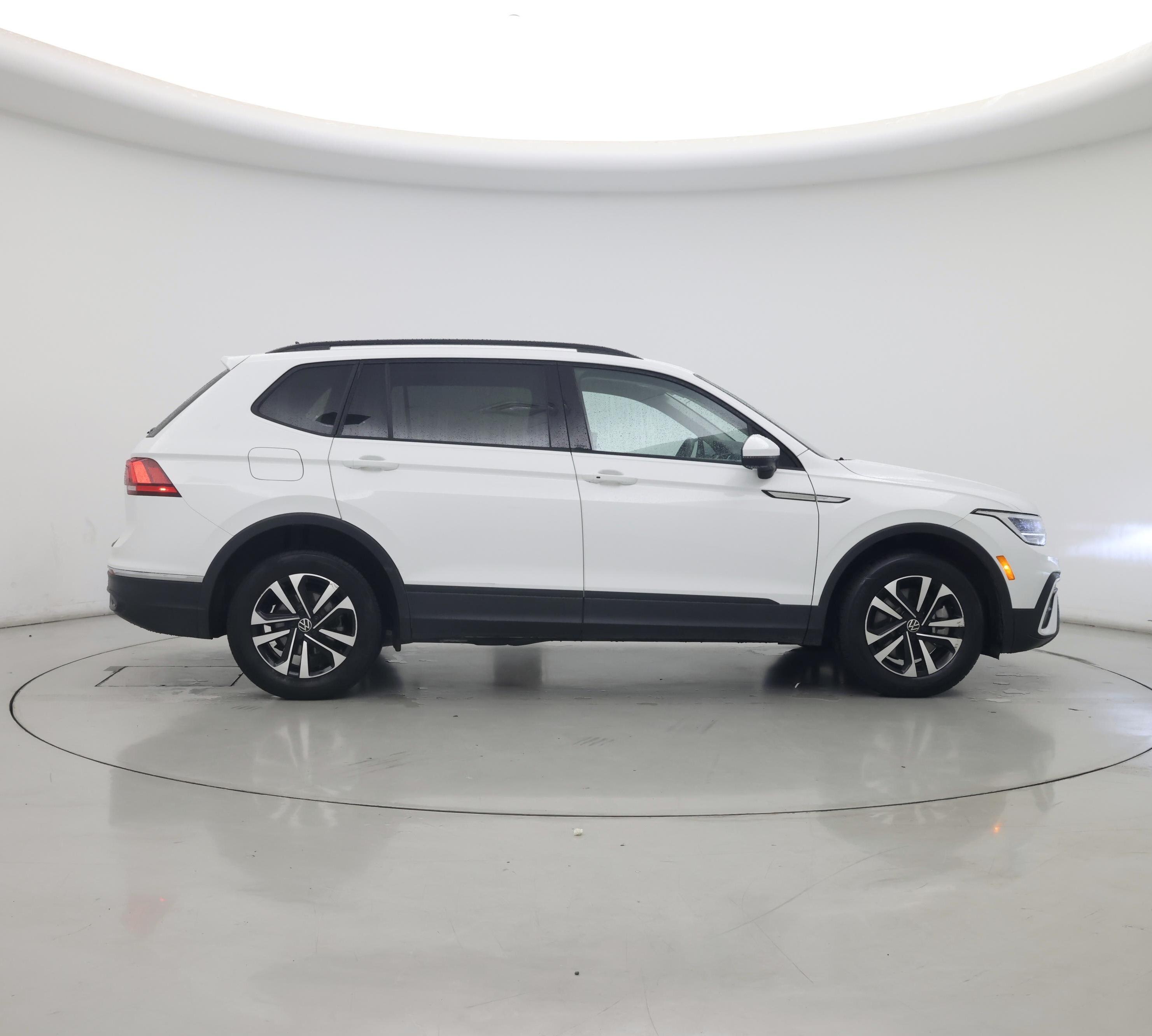Thumbnail: 2023 Volkswagen Tiguan - 7