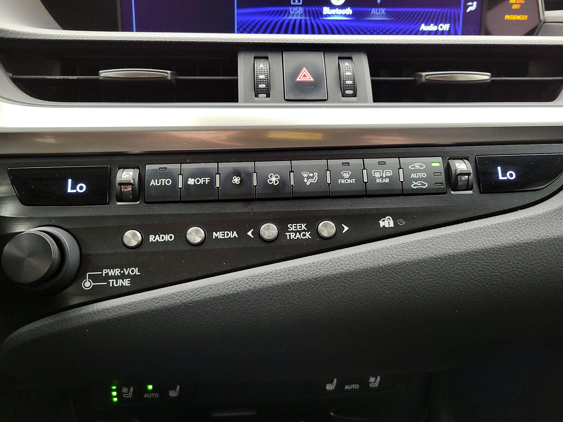 Thumbnail: 2020 Lexus ES - 17