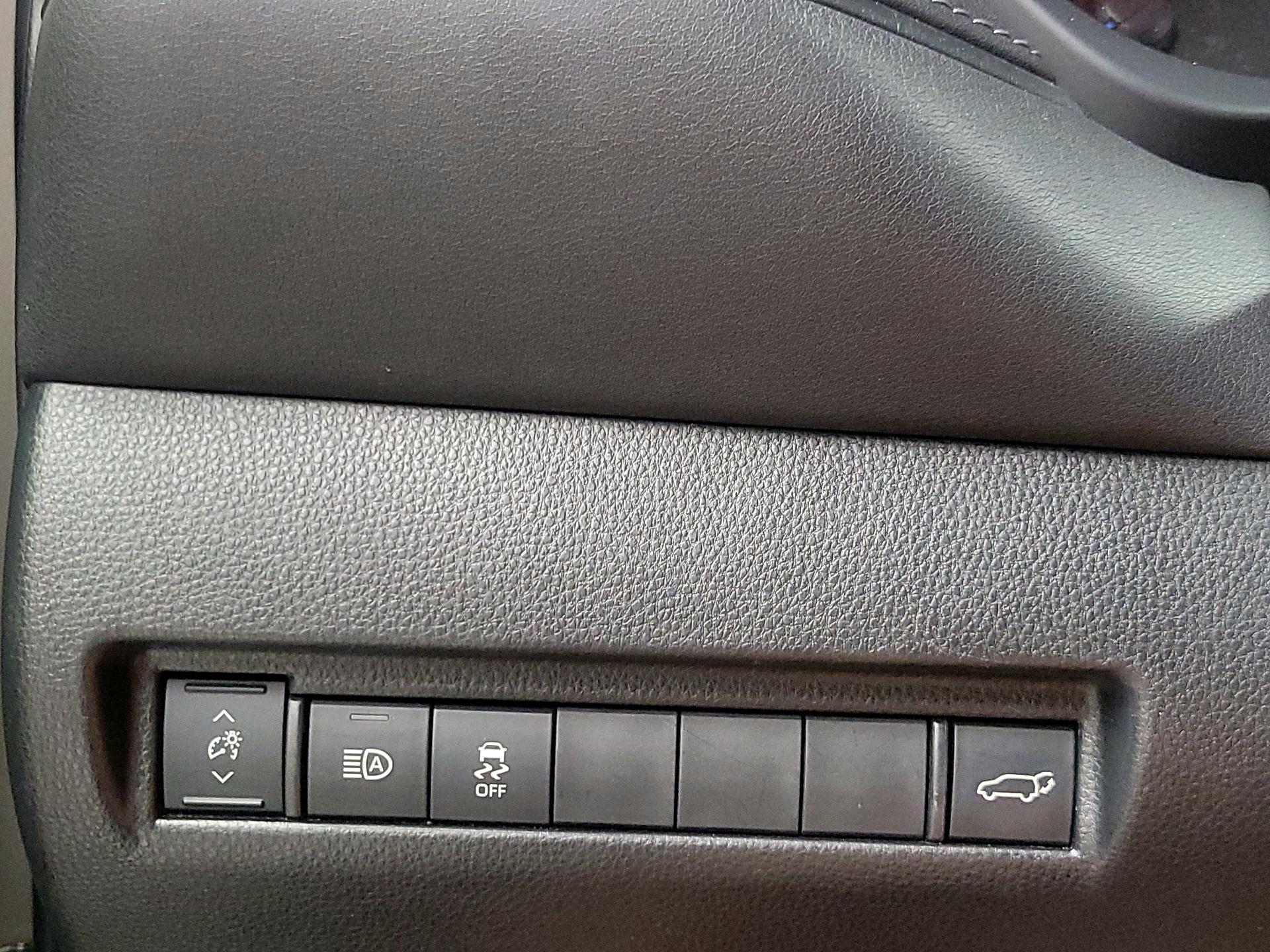 Thumbnail: 2021 Toyota Venza - 13