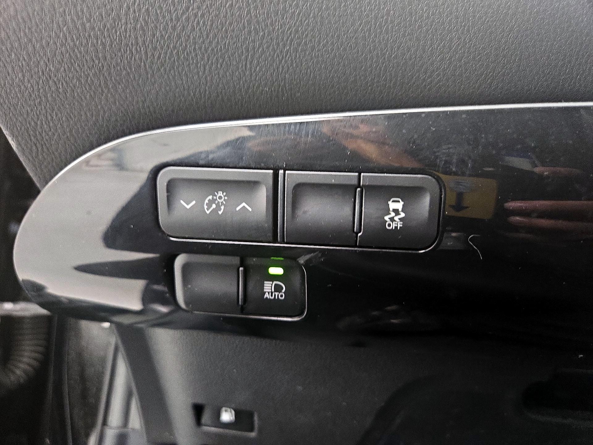 Thumbnail: 2016 Toyota Prius - 13