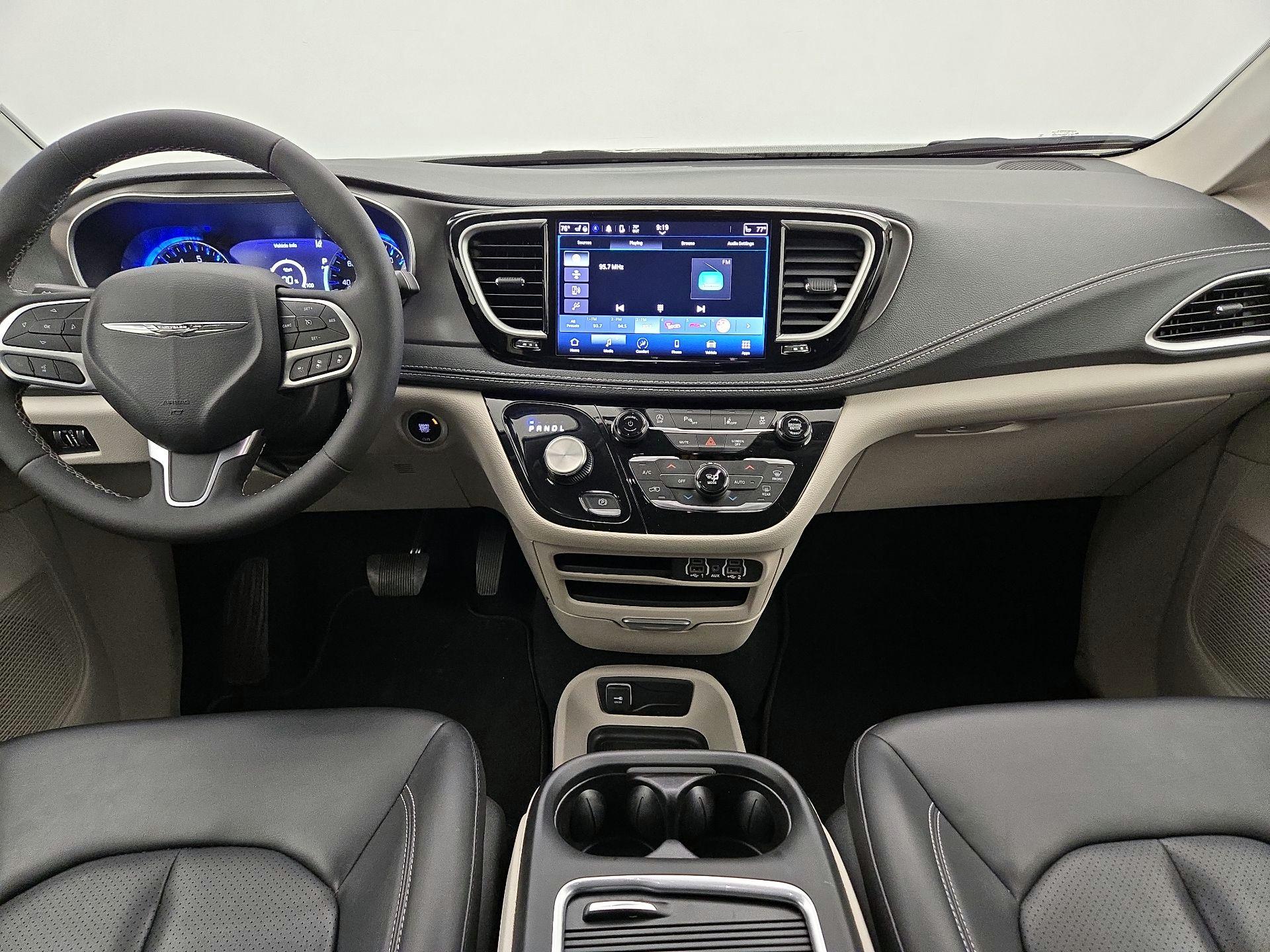 Thumbnail: 2023 Chrysler Pacifica - 9