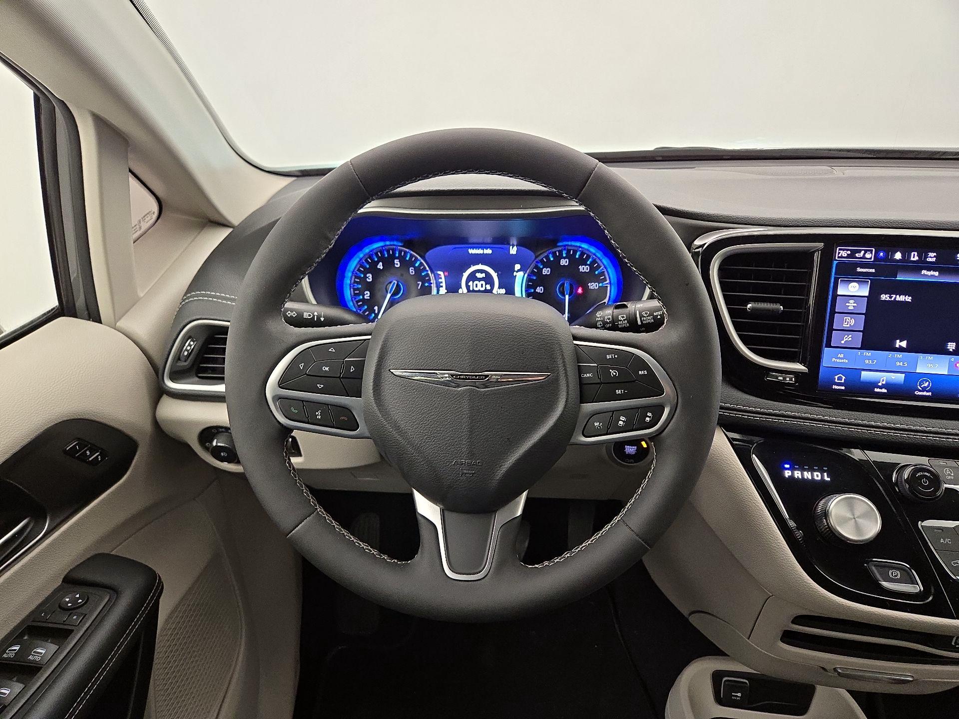 Thumbnail: 2023 Chrysler Pacifica - 10