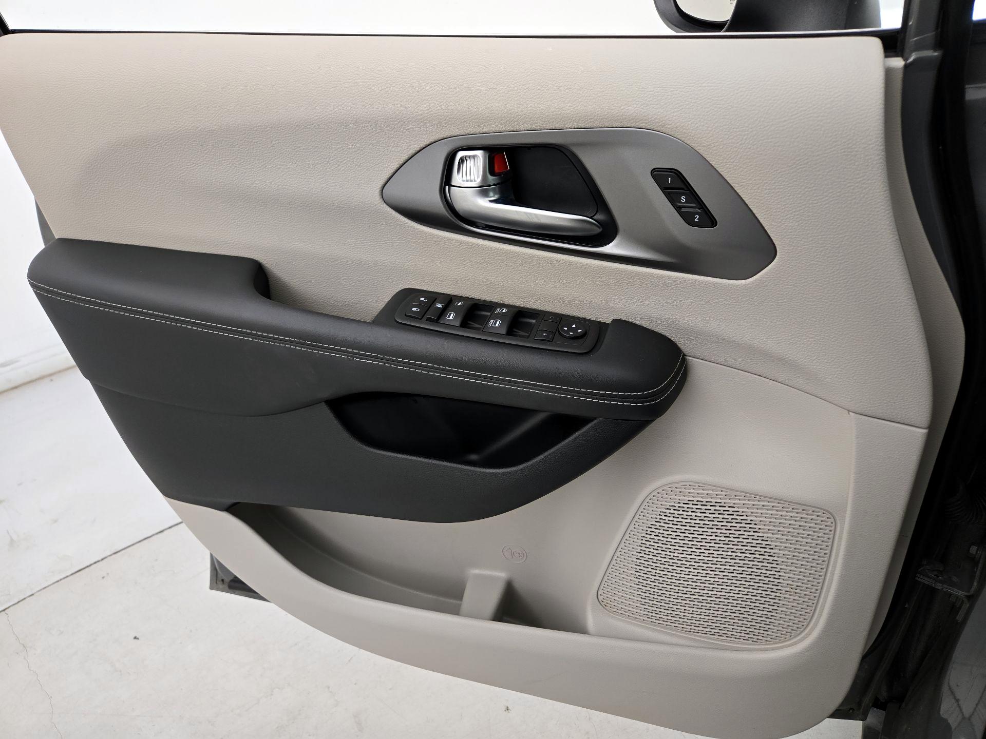 Thumbnail: 2023 Chrysler Pacifica - 12