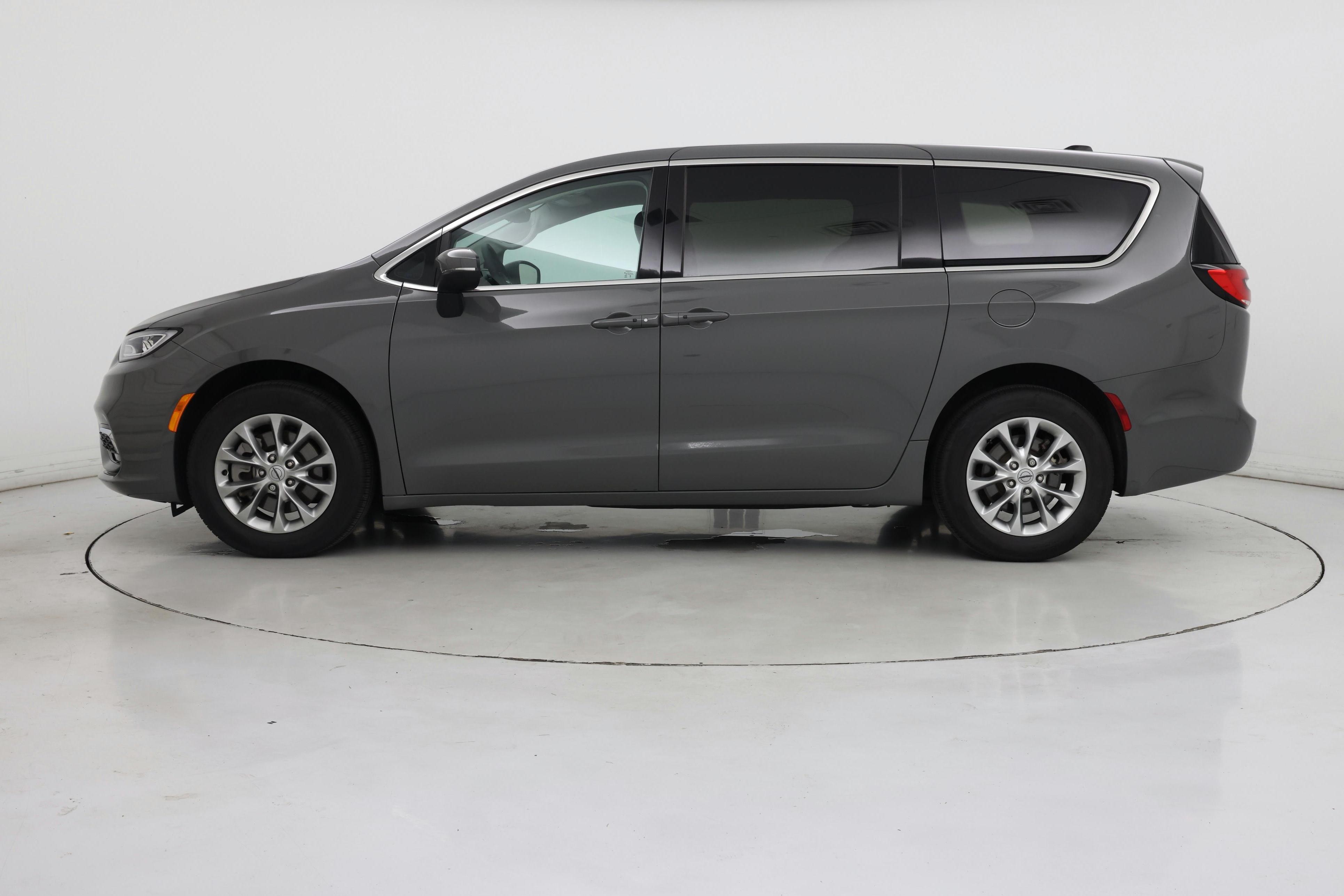 Thumbnail: 2023 Chrysler Pacifica - 3