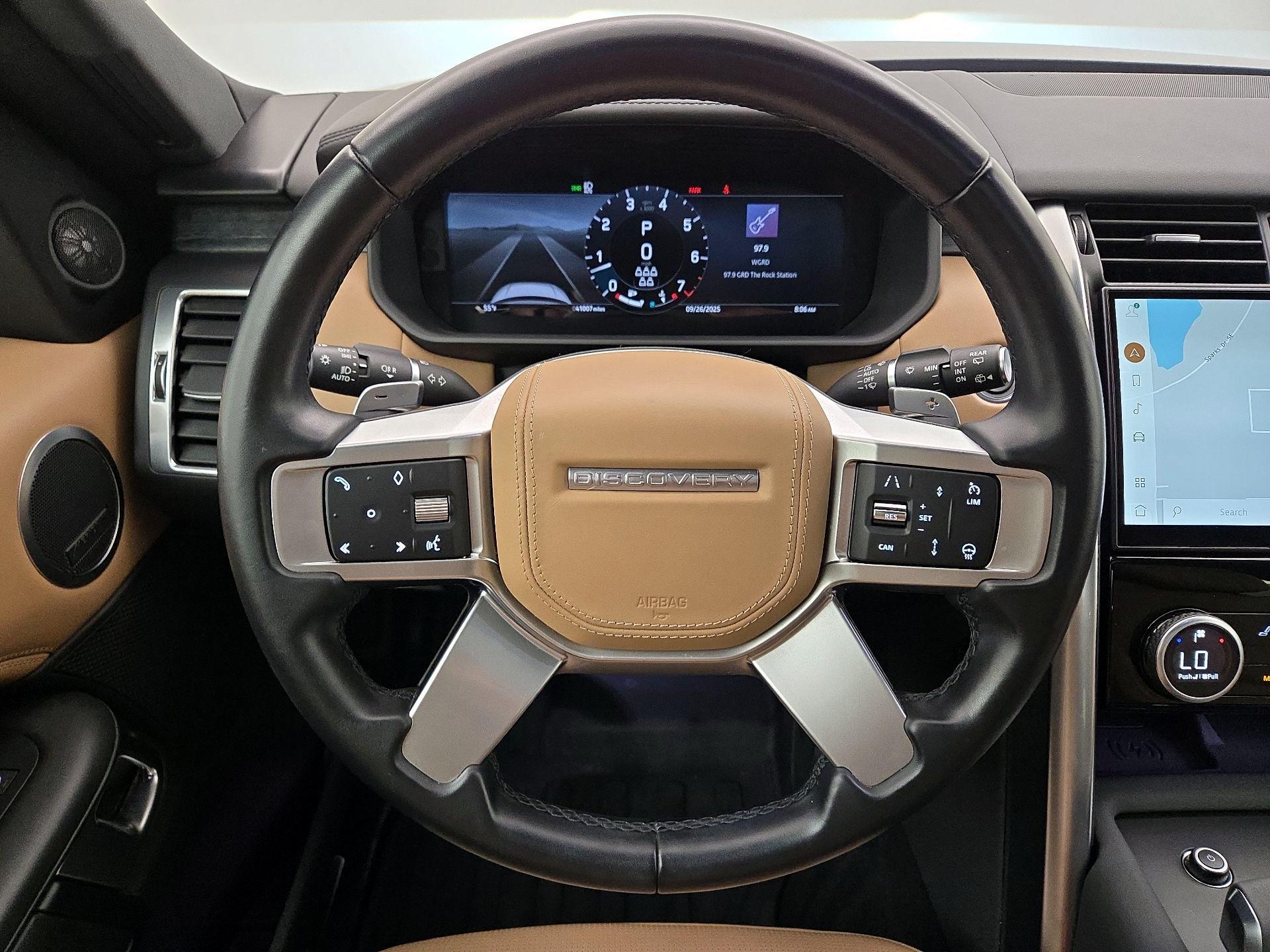 Thumbnail: 2023 Land Rover Discovery - 10