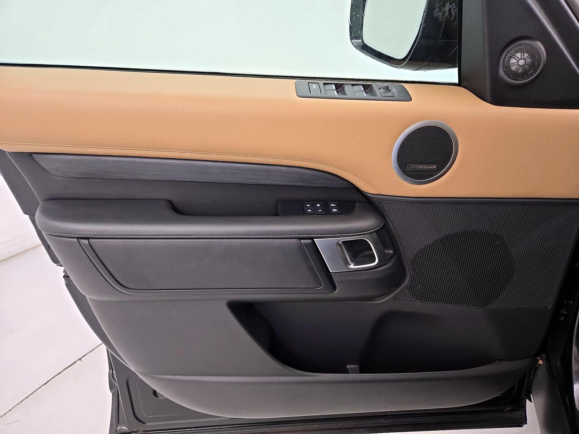 Thumbnail: 2023 Land Rover Discovery - 12