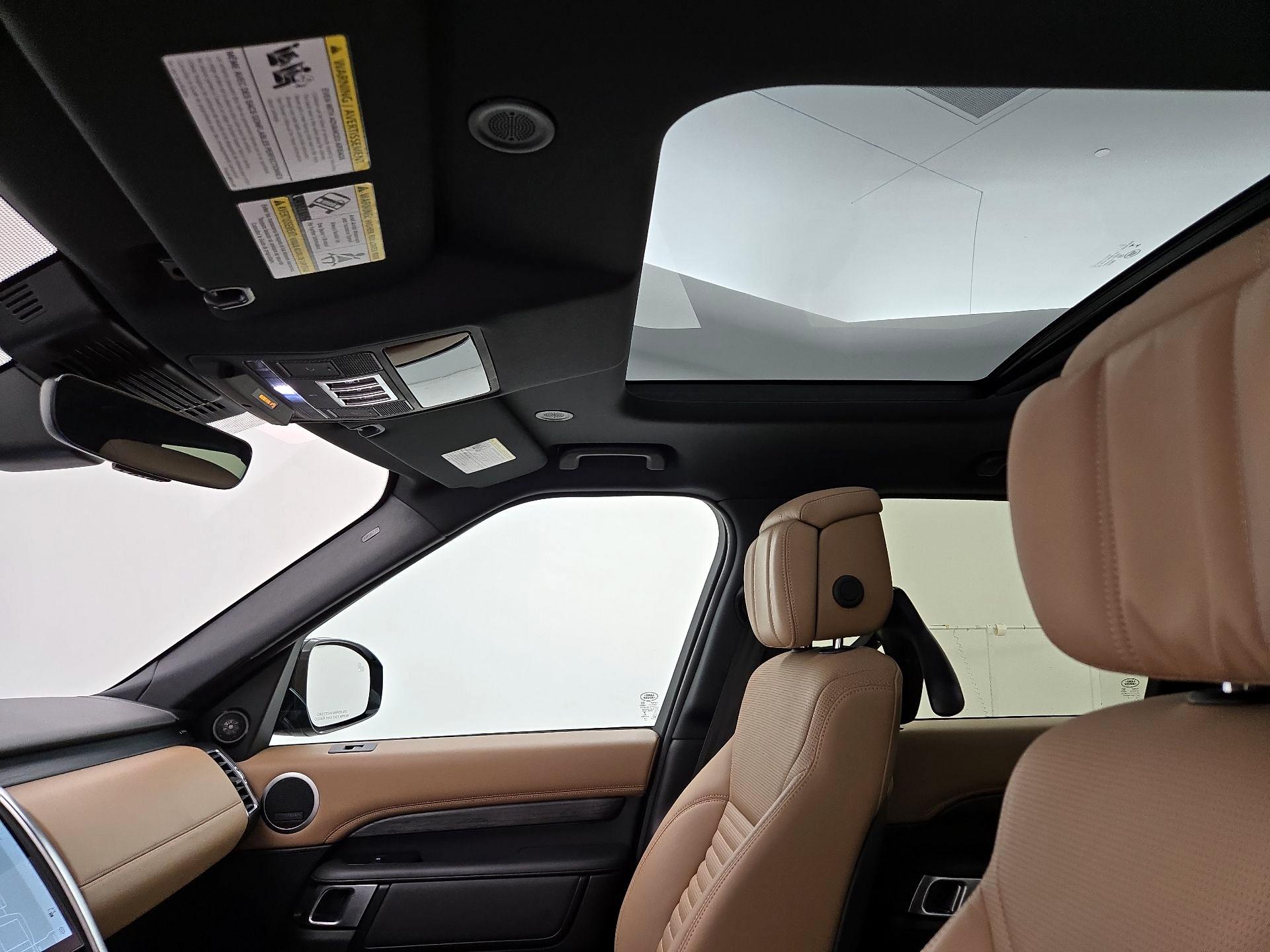 Thumbnail: 2023 Land Rover Discovery - 20