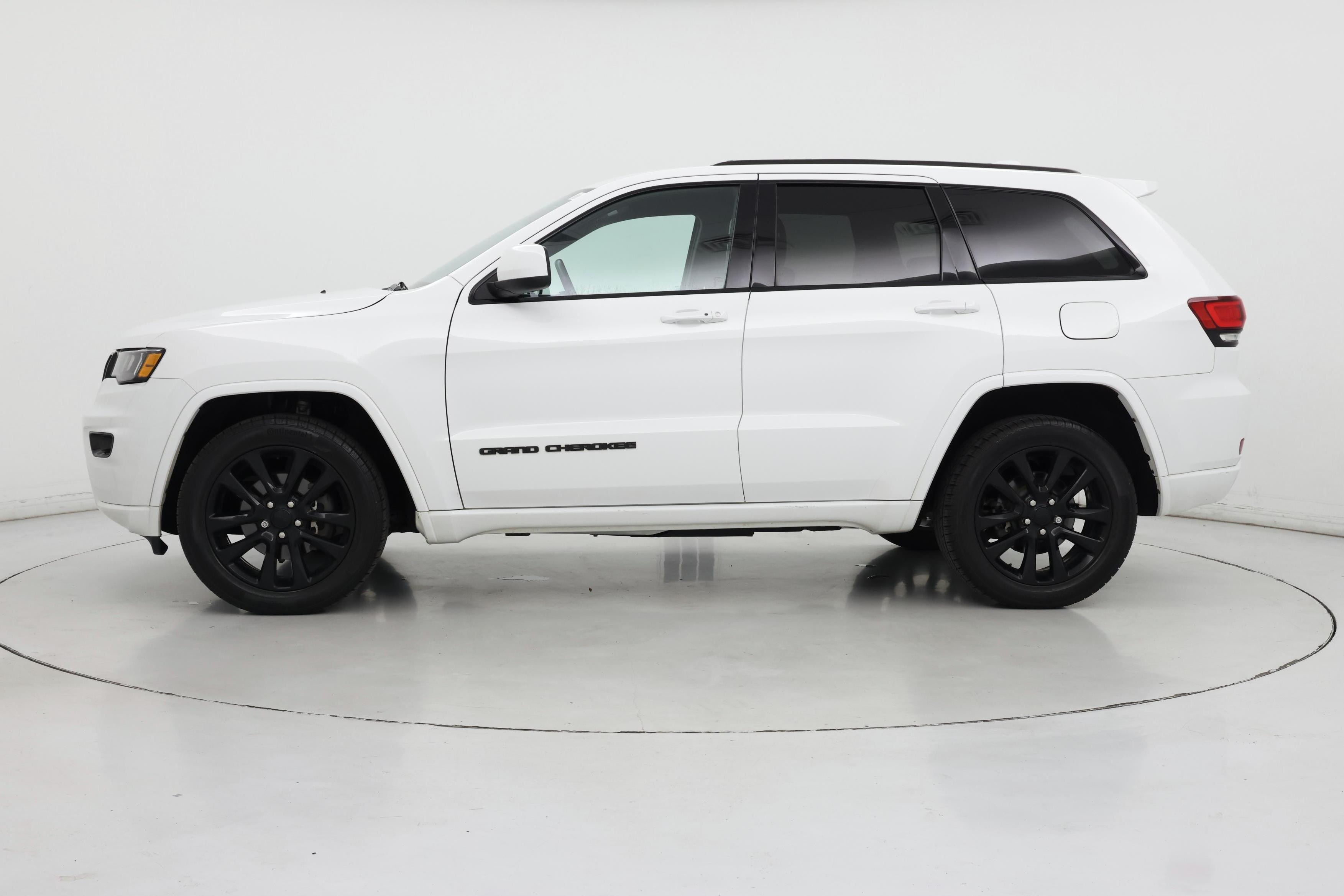 Thumbnail: 2018 Jeep Grand Cherokee - 3