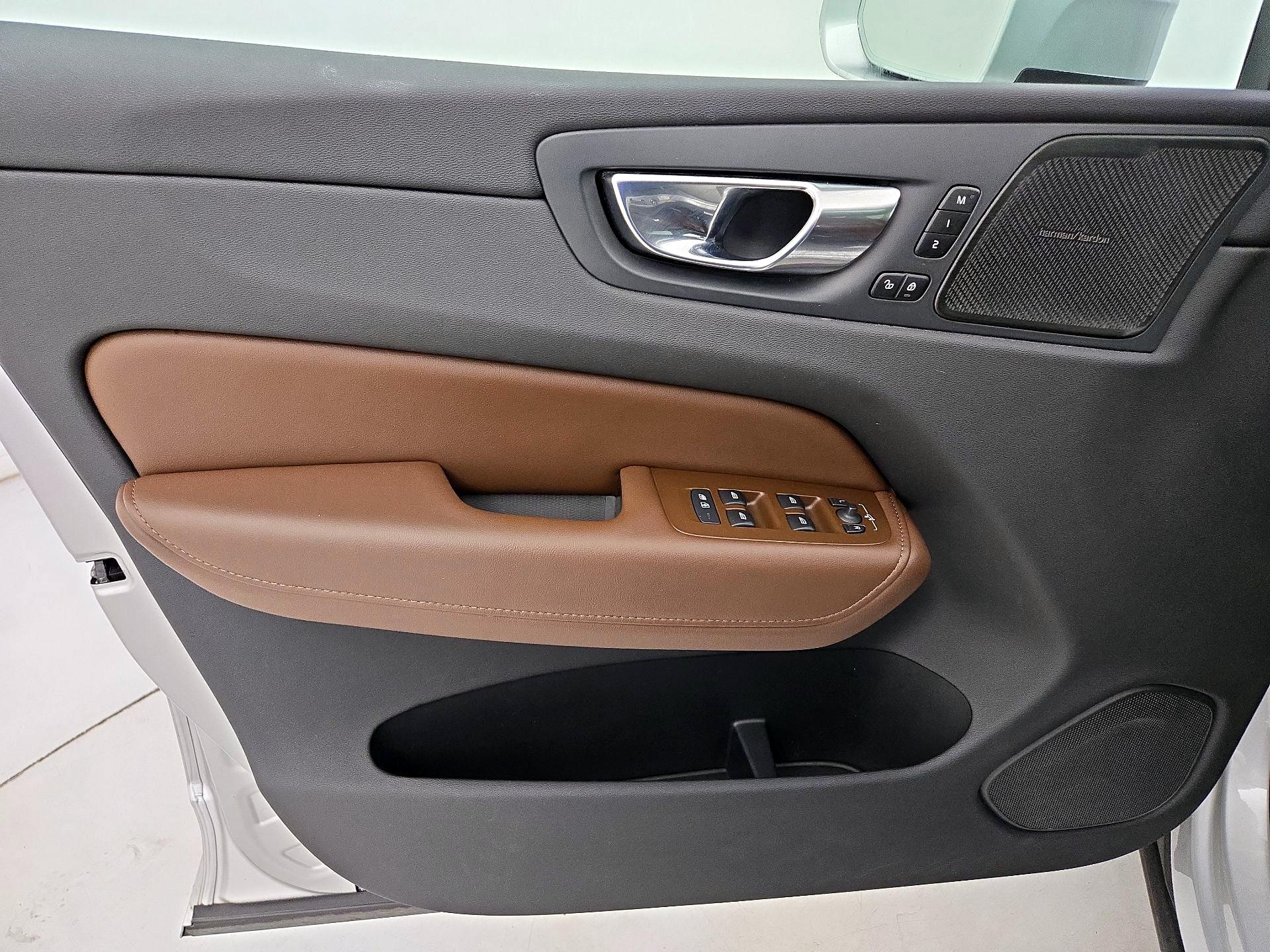Thumbnail: 2021 Volvo XC60 - 12