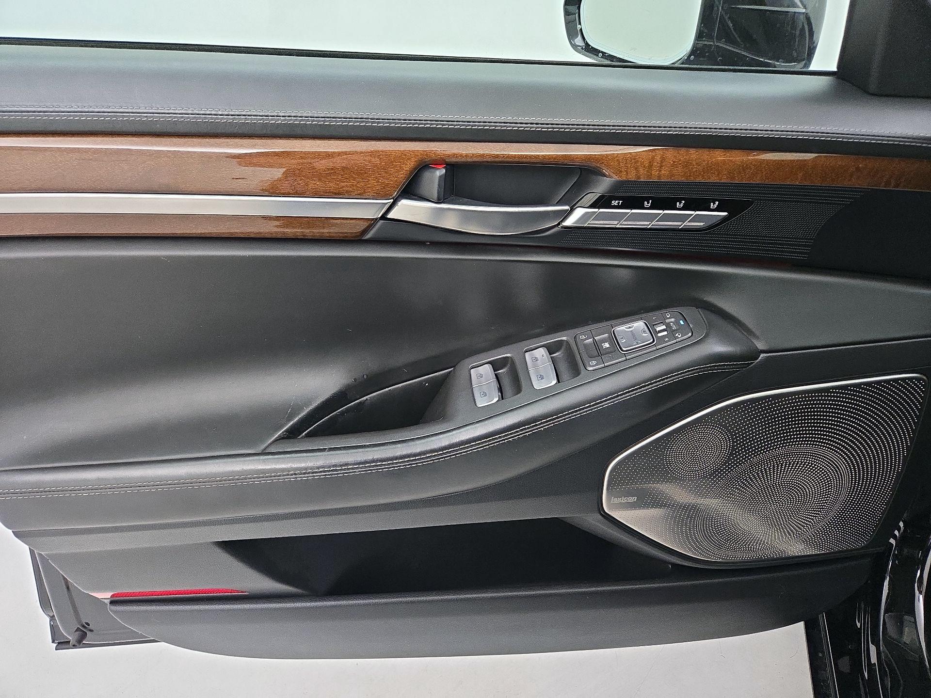 Thumbnail: 2017 Genesis G90 - 12