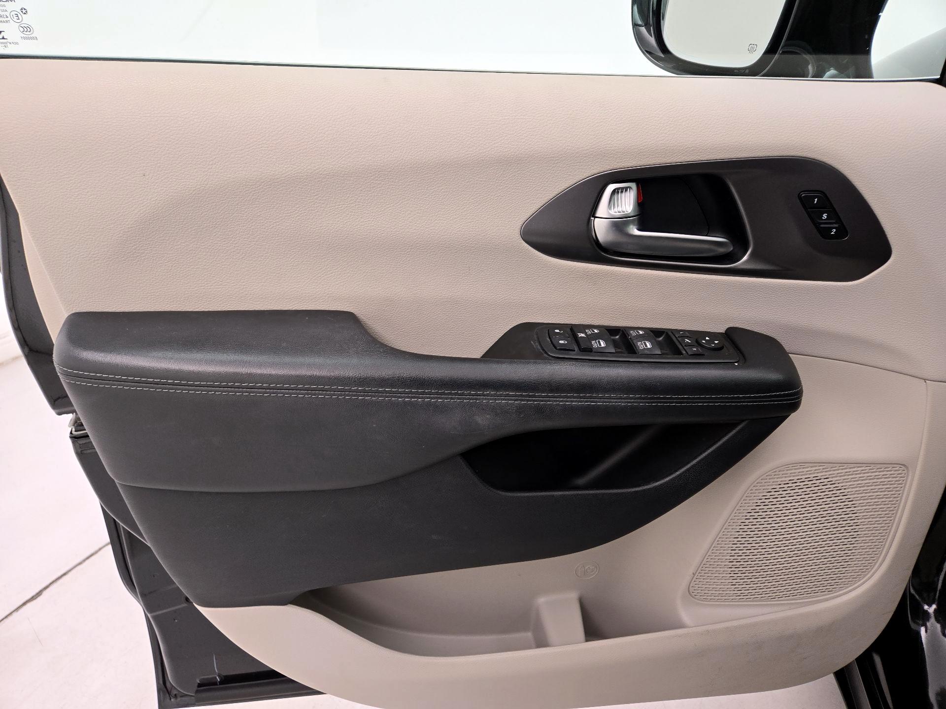 Thumbnail: 2019 Chrysler Pacifica - 12