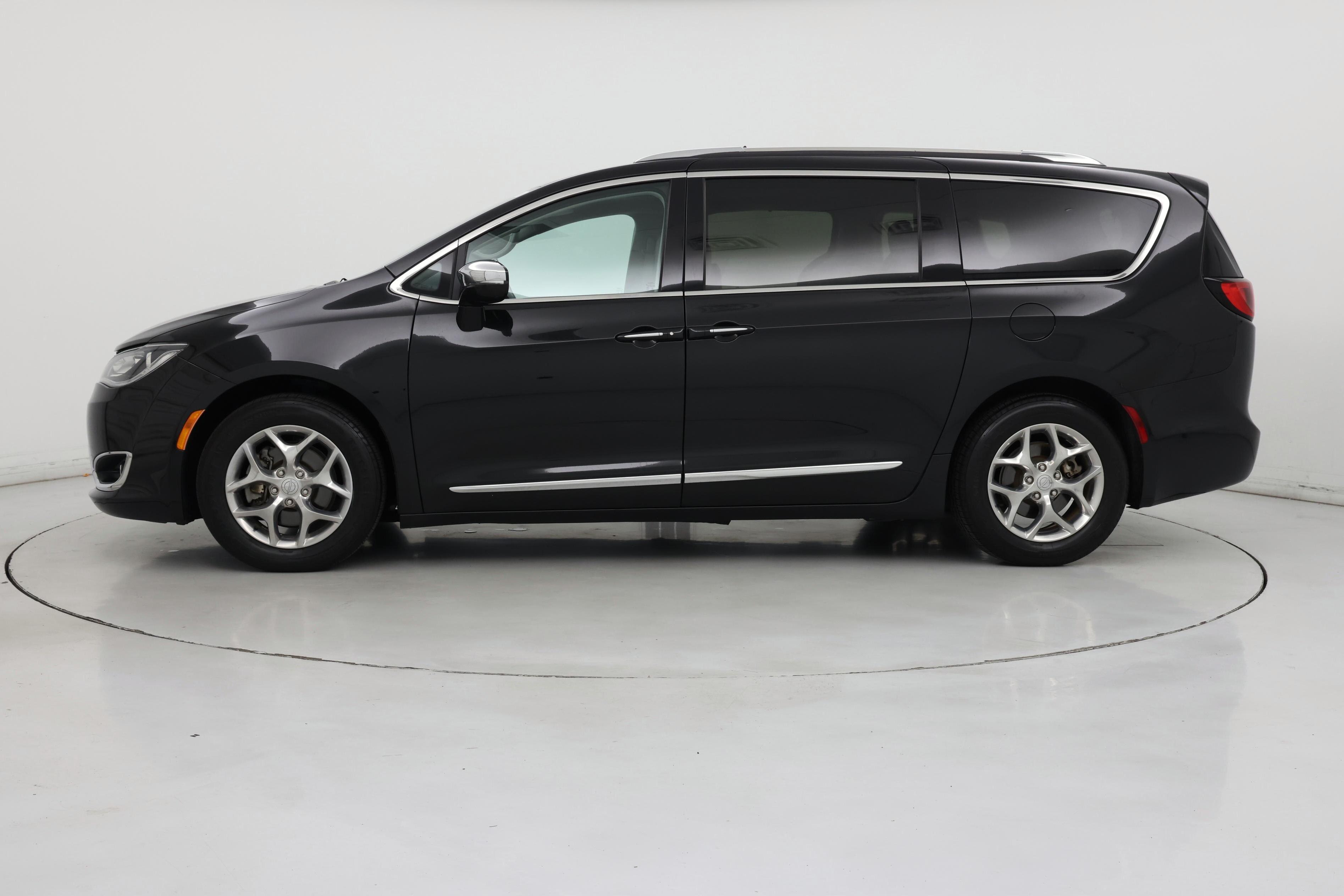 Thumbnail: 2019 Chrysler Pacifica - 3