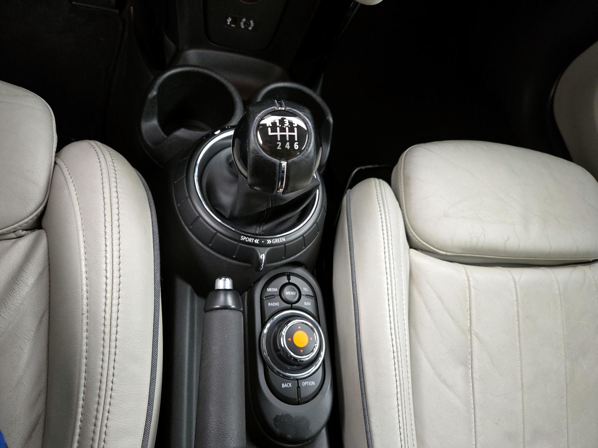 Thumbnail: 2015 MINI Cooper Hardtop - 18