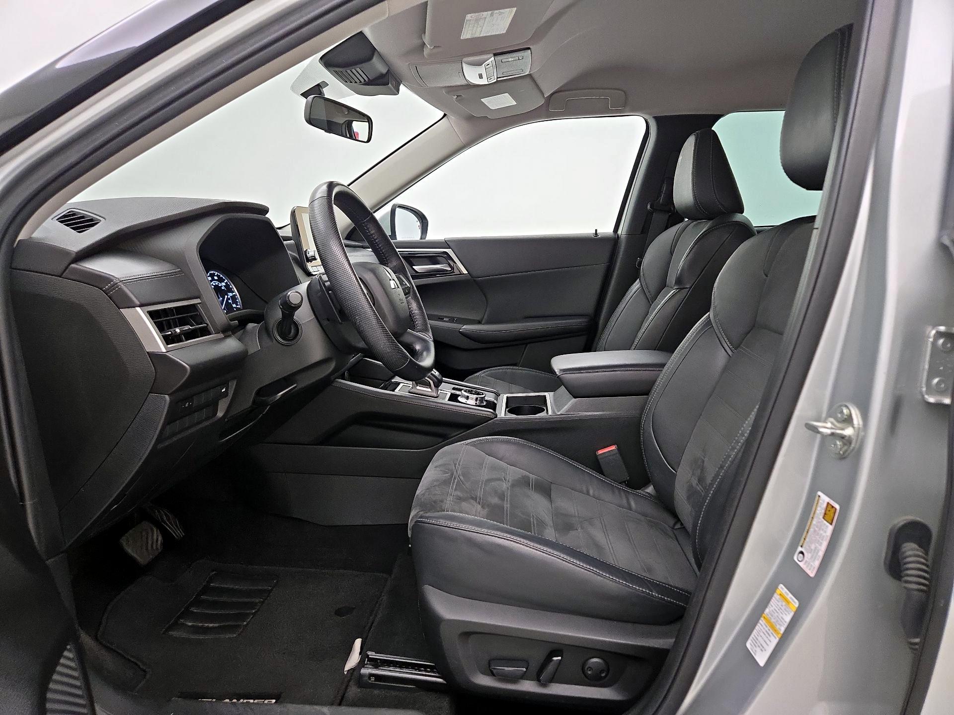 Thumbnail: 2023 Mitsubishi Outlander - 11