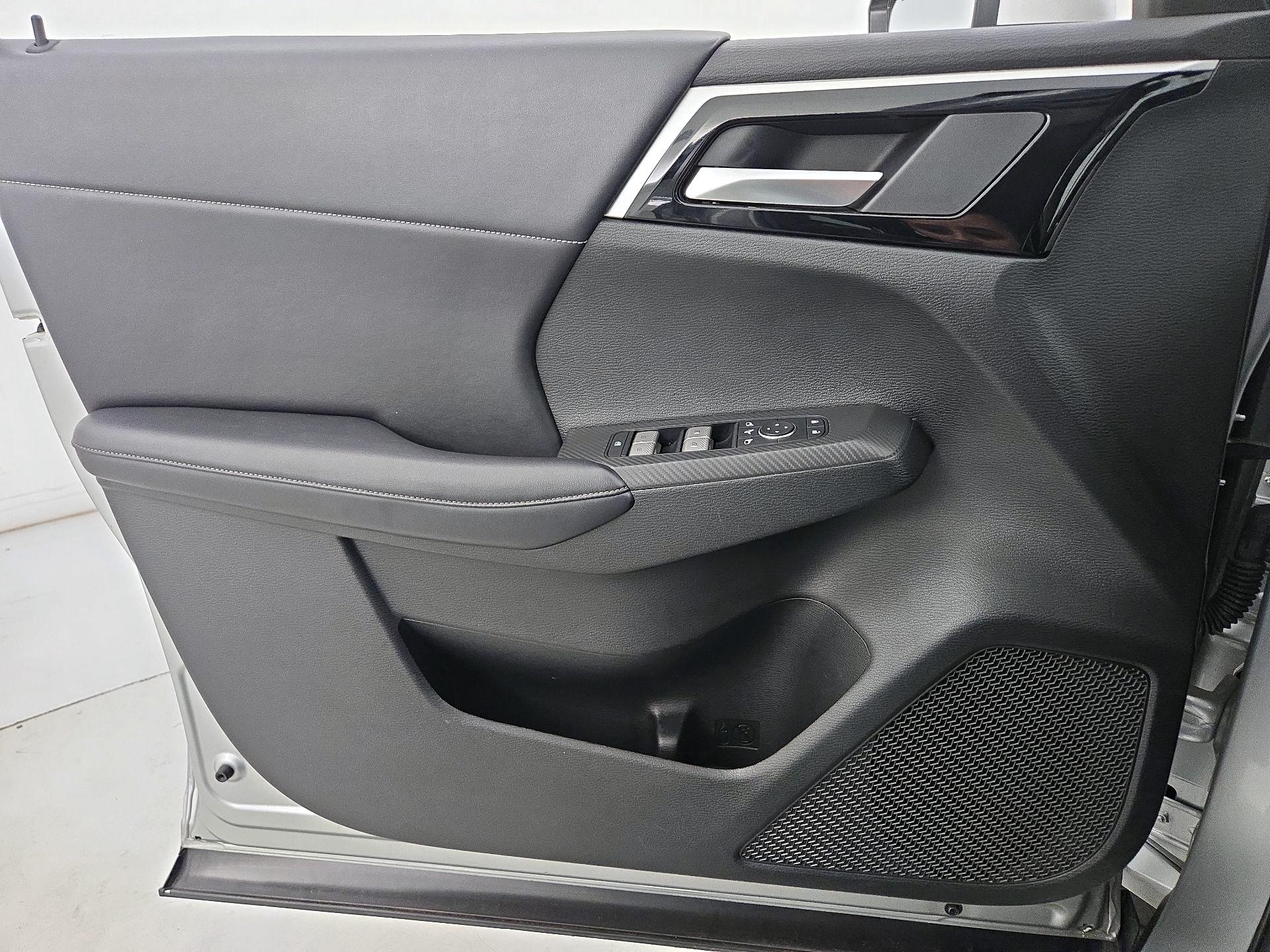 Thumbnail: 2023 Mitsubishi Outlander - 12