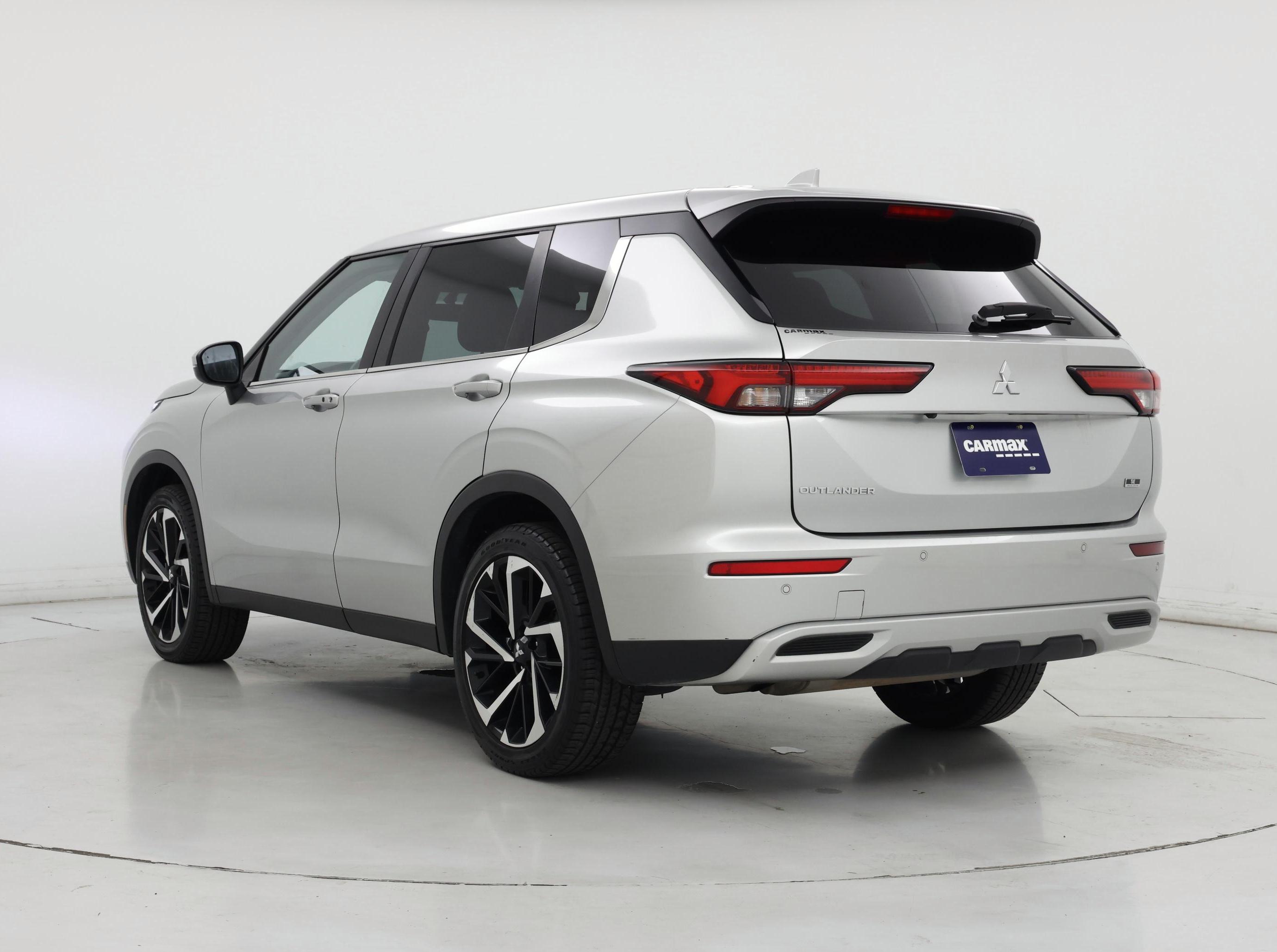 Thumbnail: 2023 Mitsubishi Outlander - 2