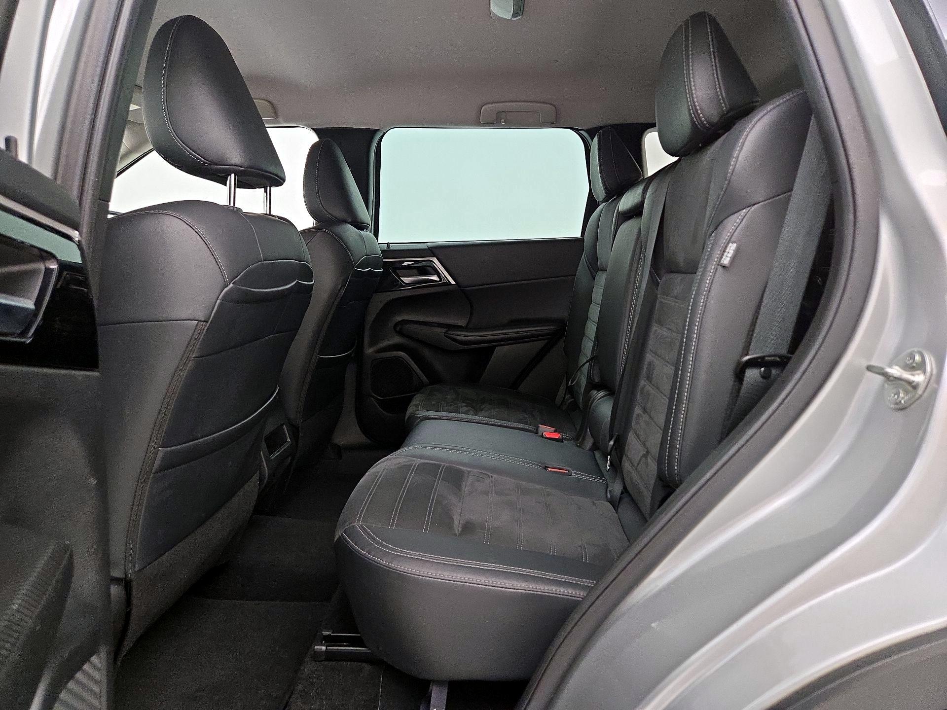 Thumbnail: 2023 Mitsubishi Outlander - 19